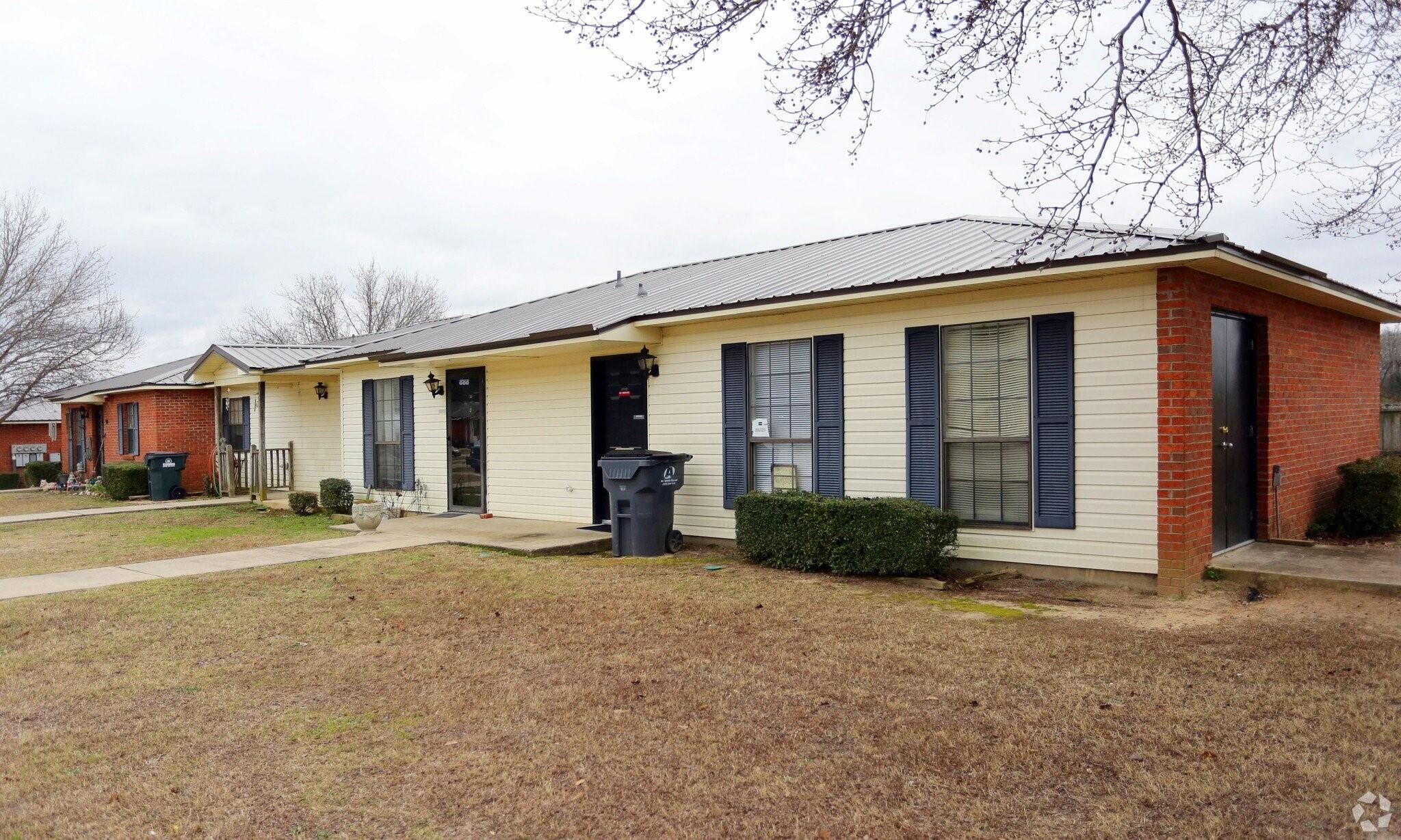 1 Rosewood Ln — photo