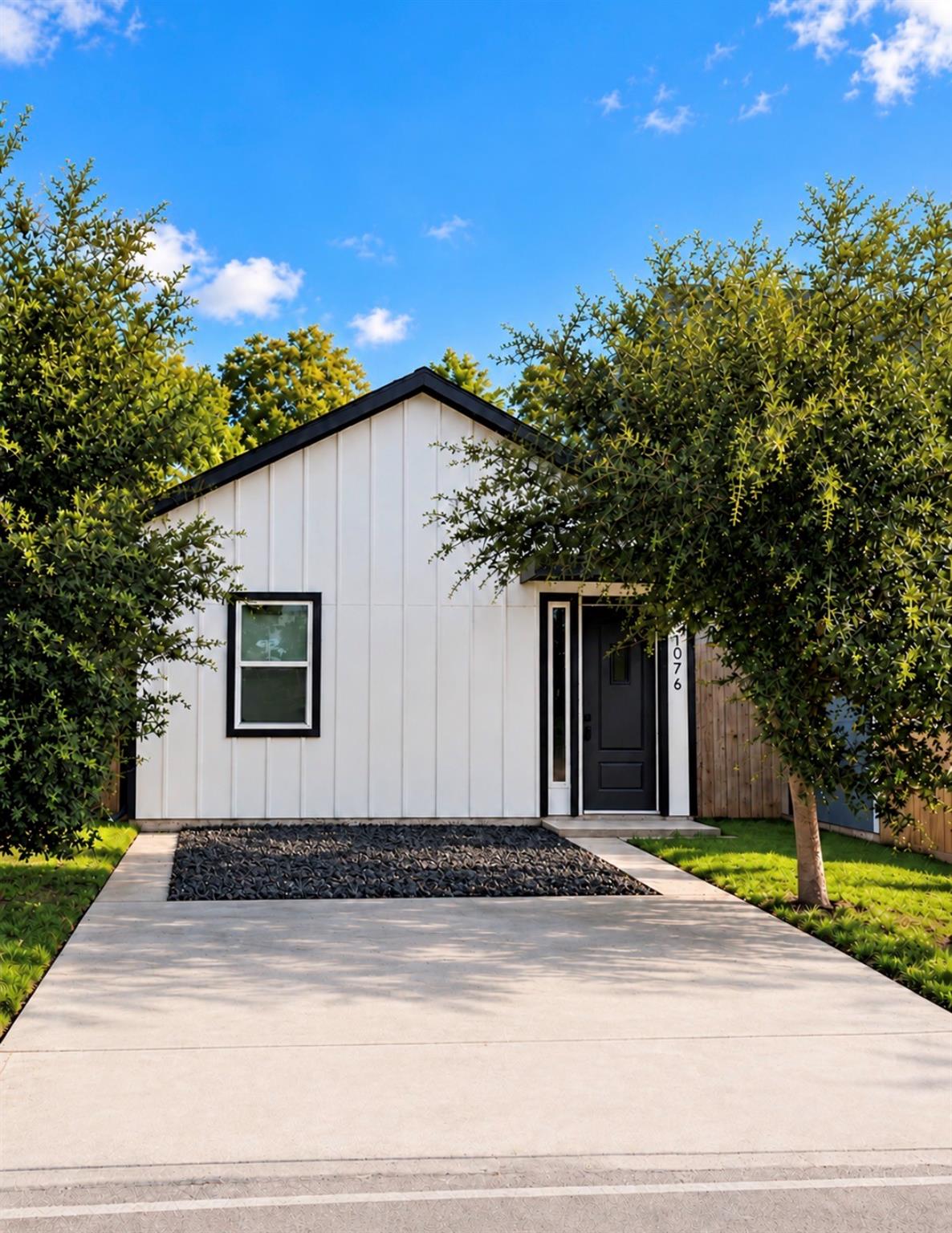 1076 Dewalt Street — photo