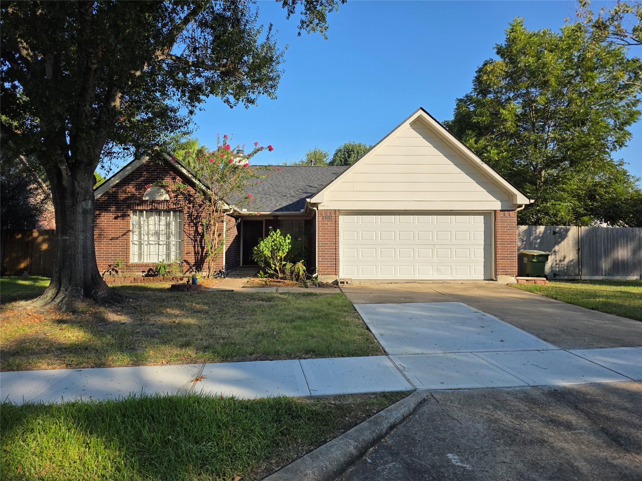 2215 Lady Leslie Lane — photo