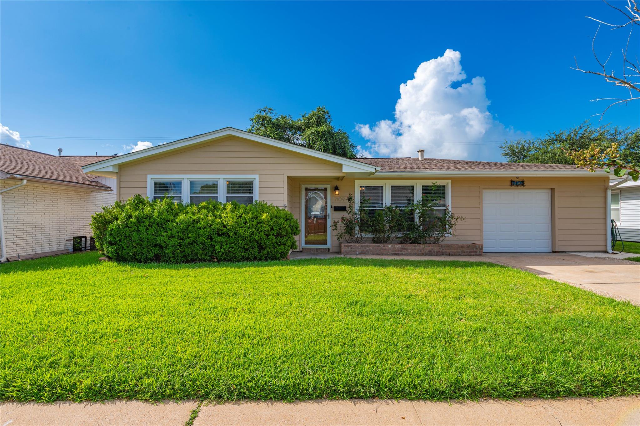 7109 Poplar Drive — photo