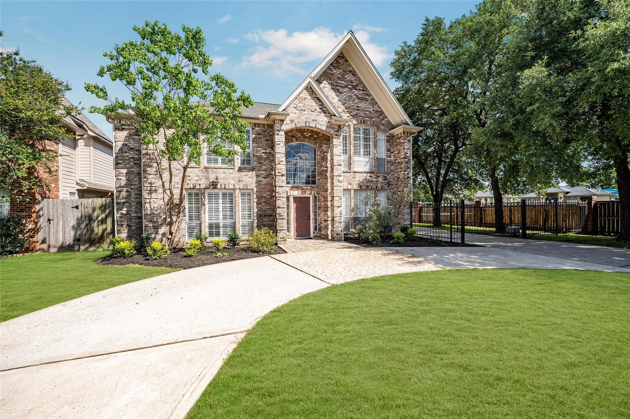 8002 Royal Crest Court — photo
