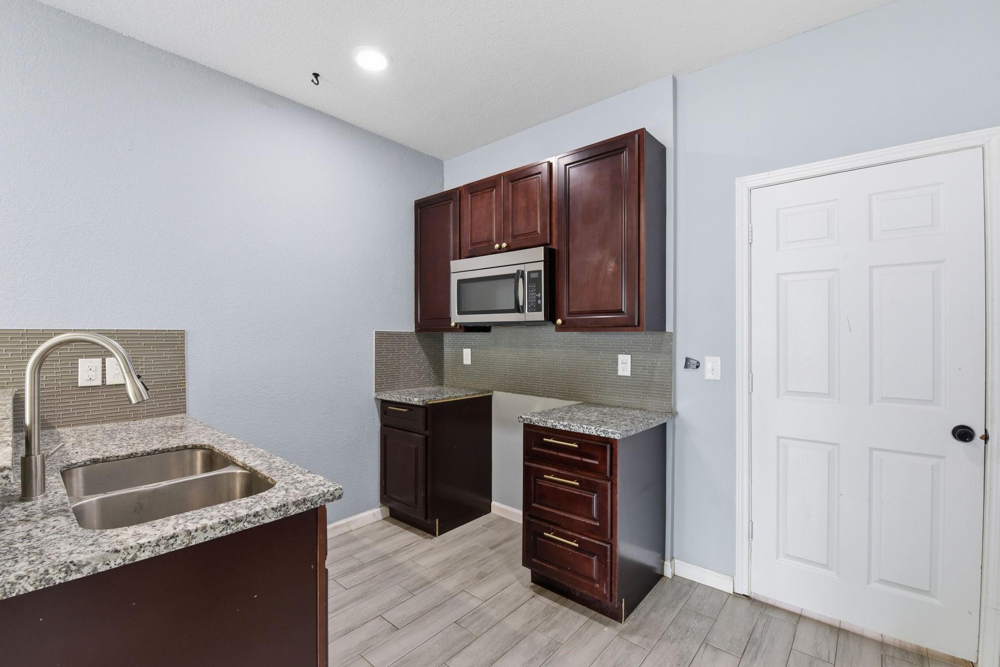 16831 Balmoral — photo