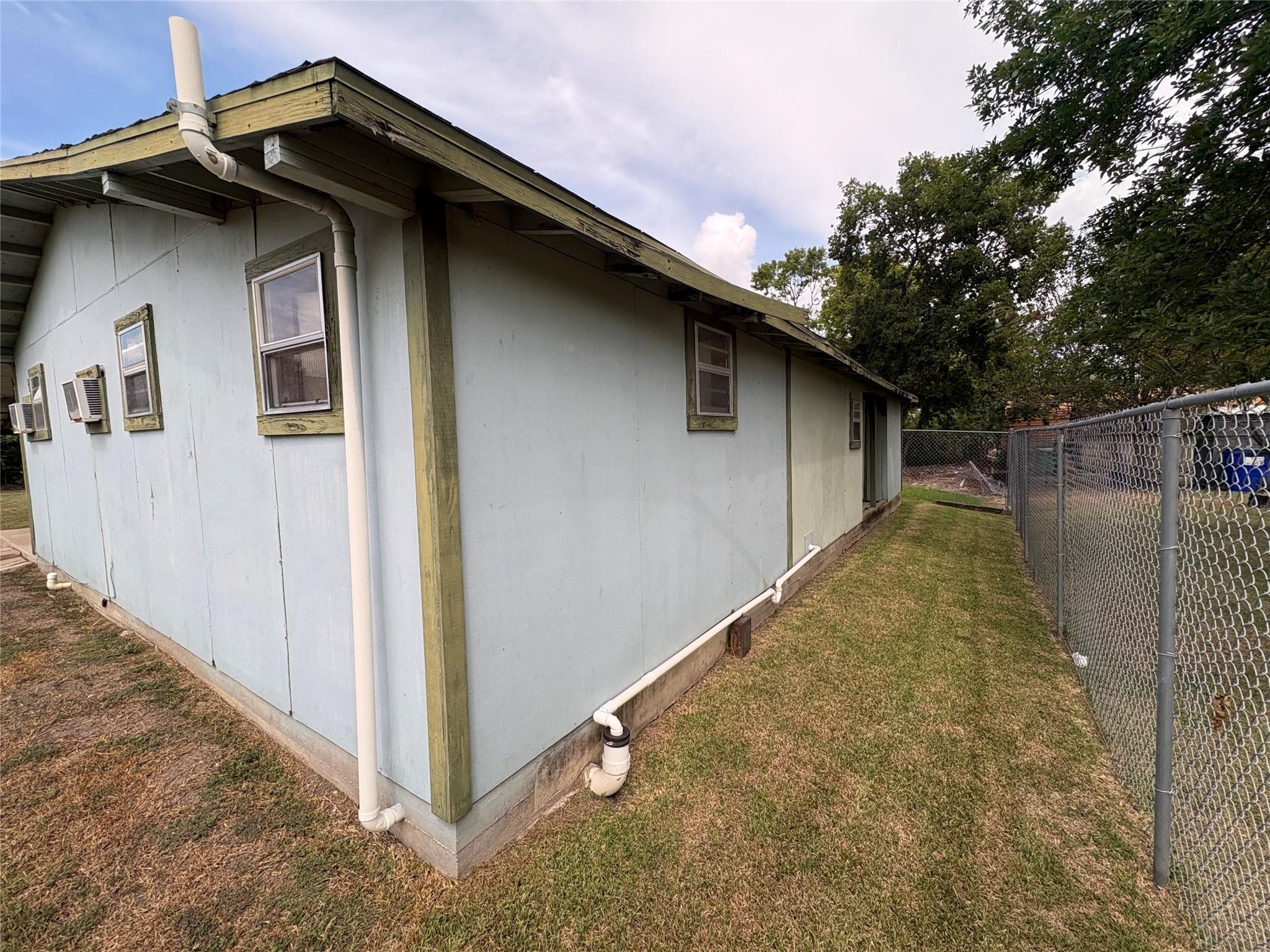 7712 N Perry St — photo