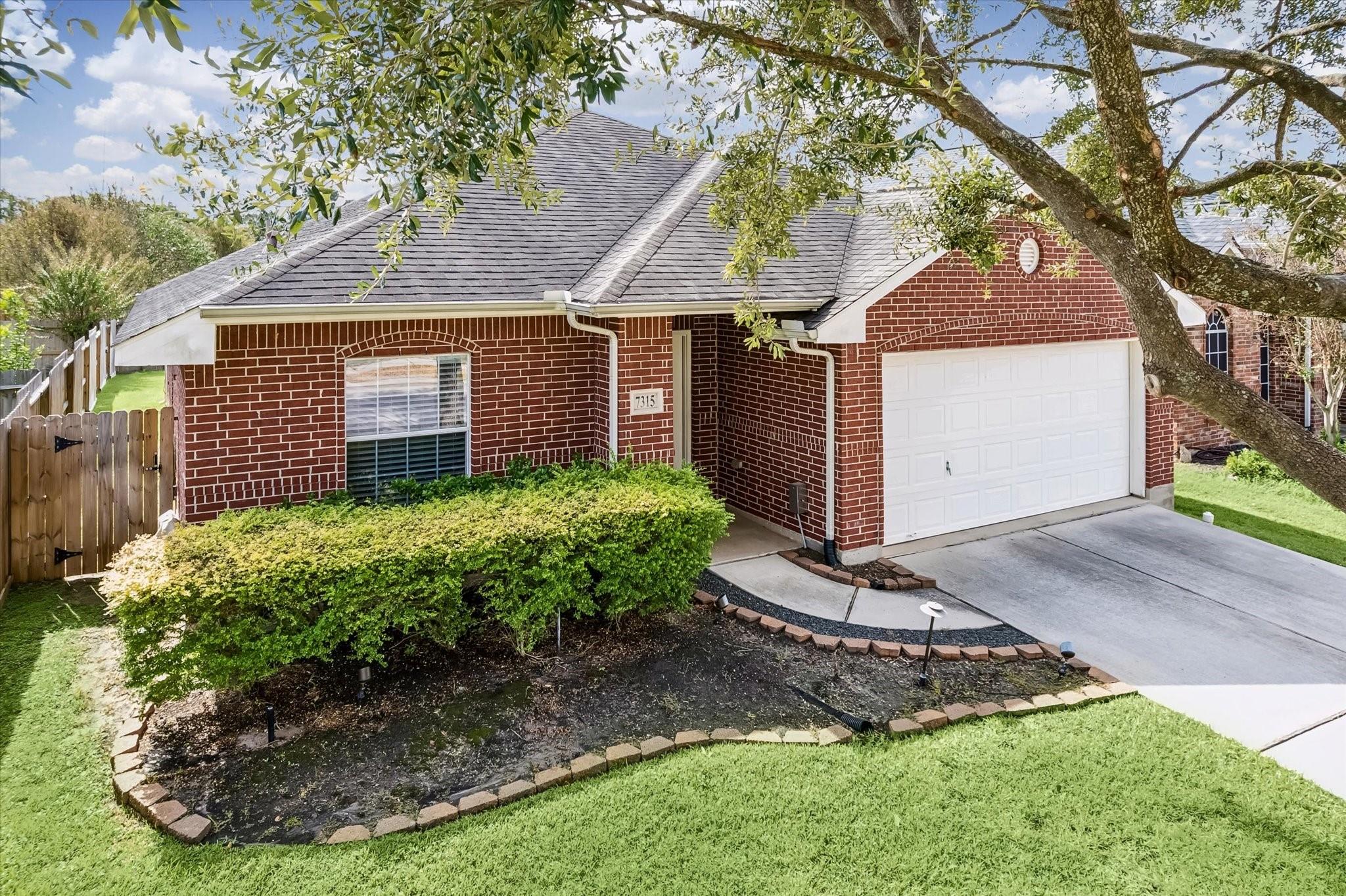 7315 Lyndhurst Village Lane — photo