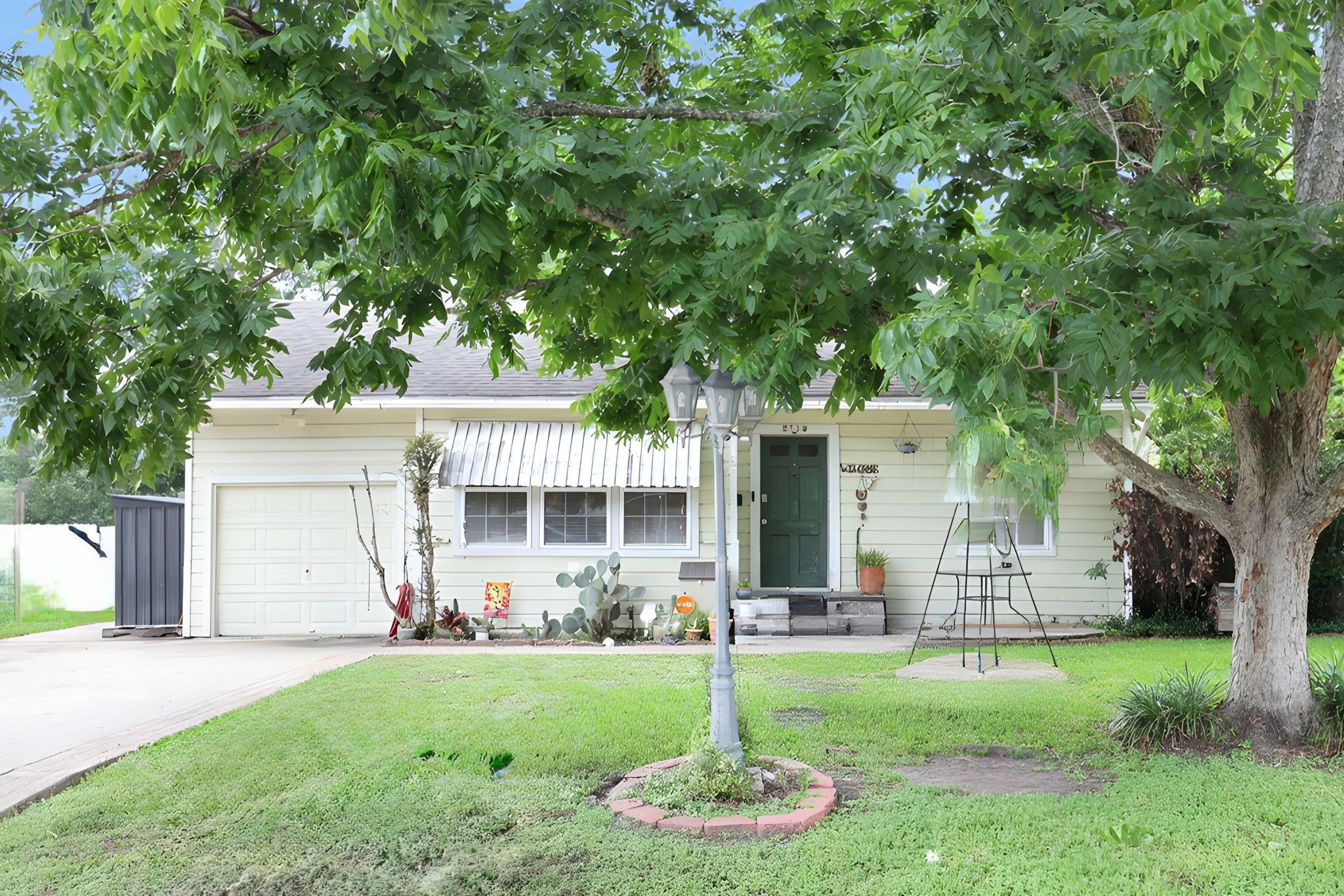 2713 Cos Street — photo