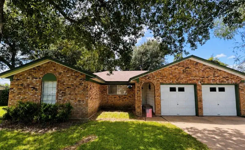 2 Travis Court — photo