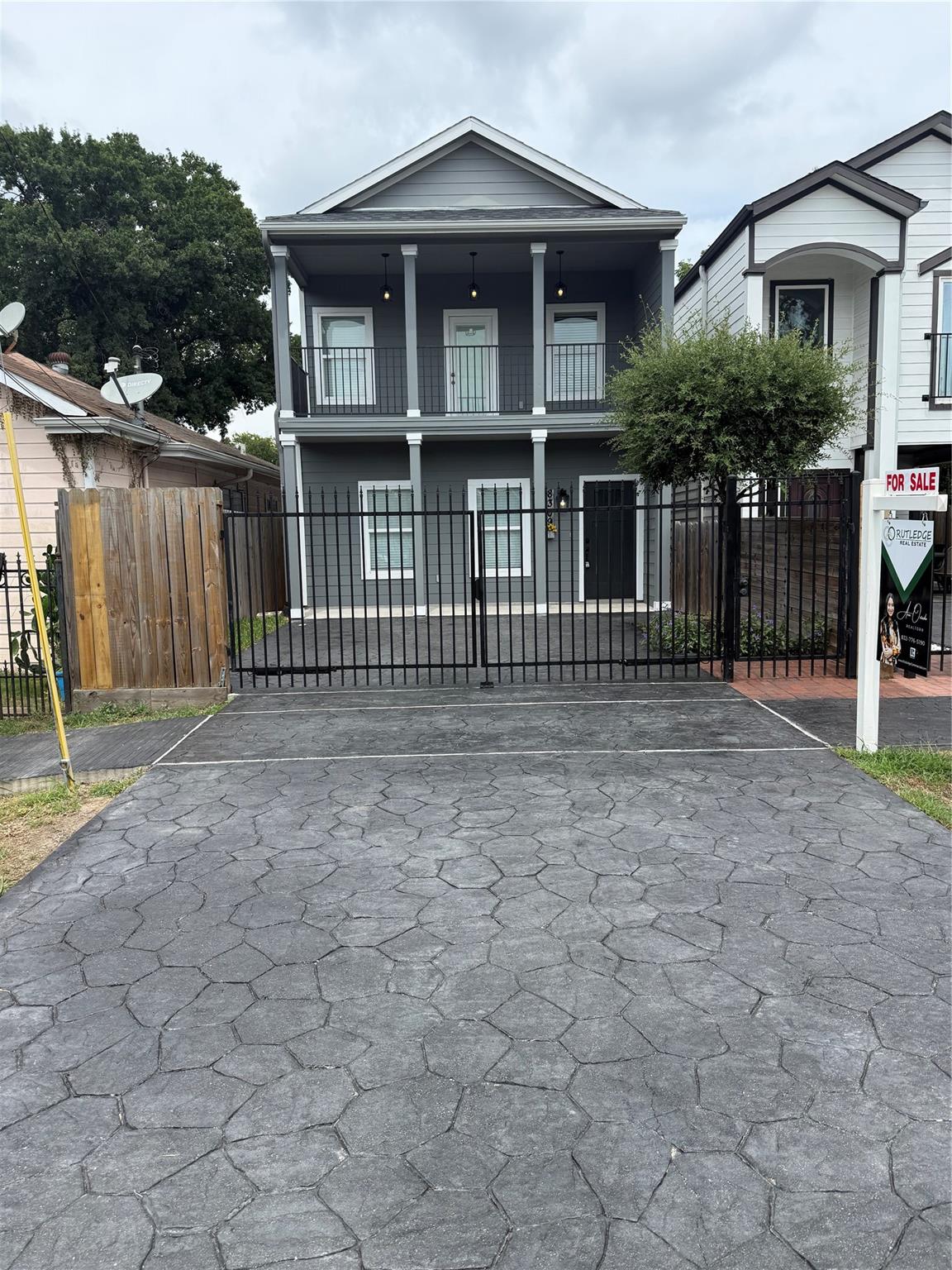 8309 John Street — photo