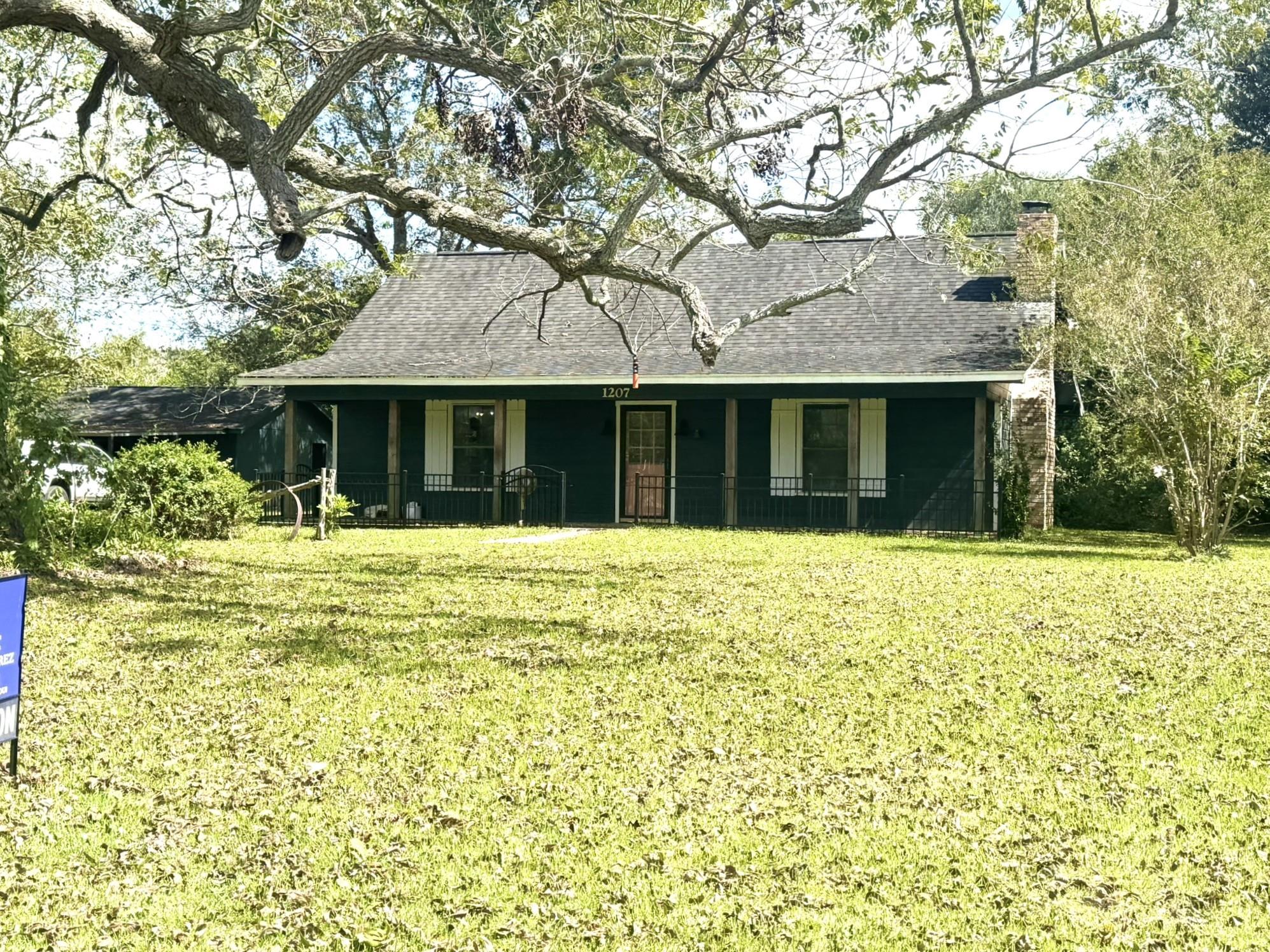 1207 Half Moon Drive — photo