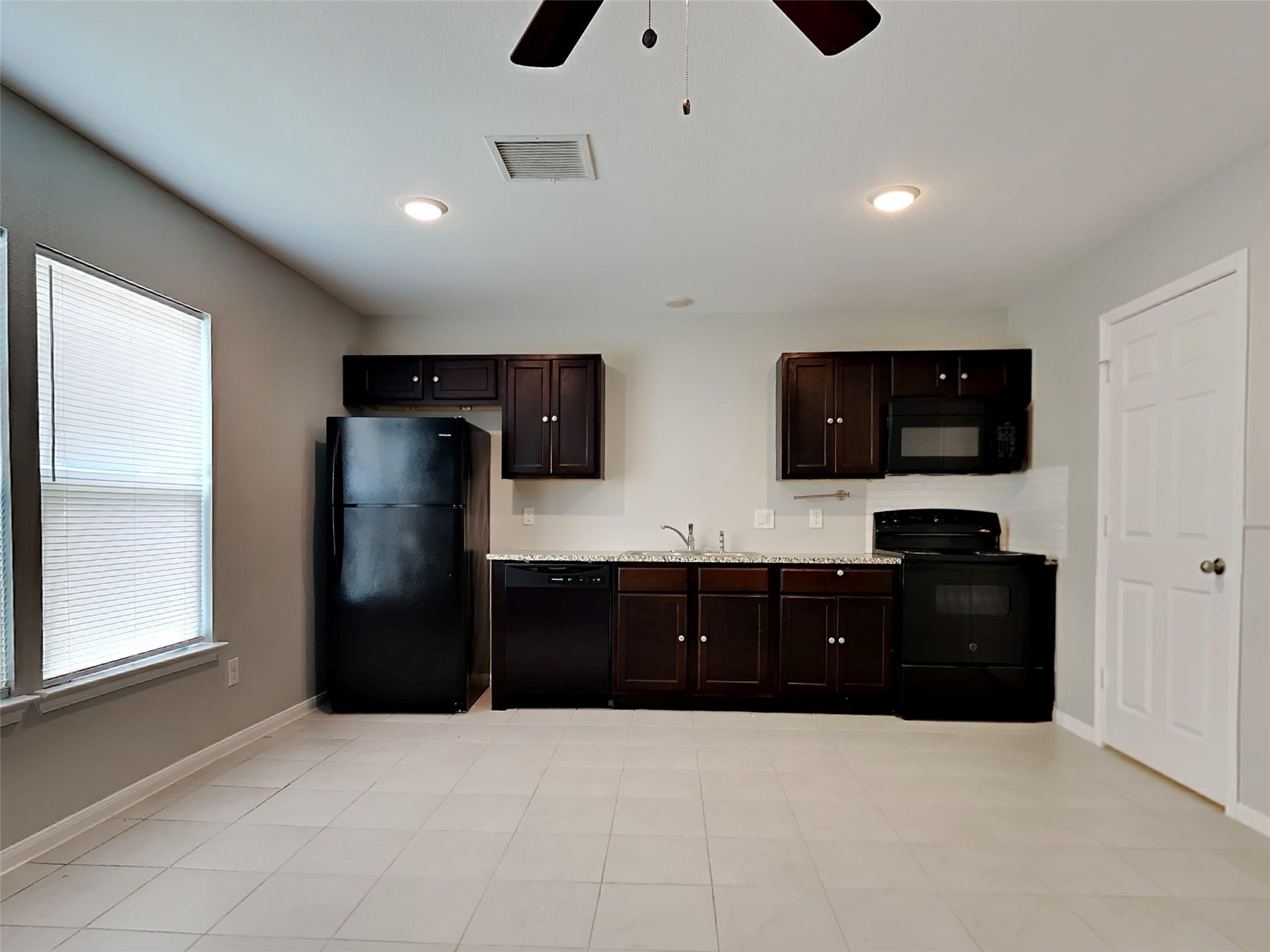 16696 E Ivanhoe, Montgomery, TX 77316 — photo 2