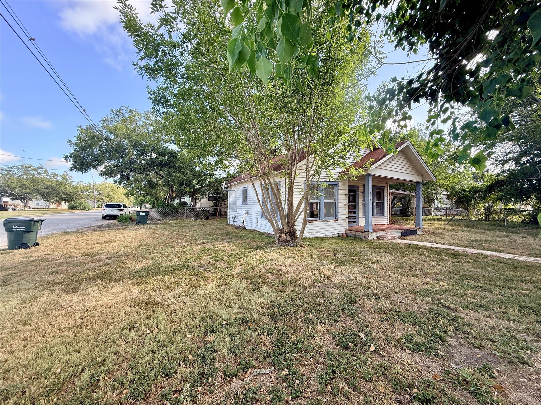 201 E Bailey Street, Cuero, TX 77954 — photo 3