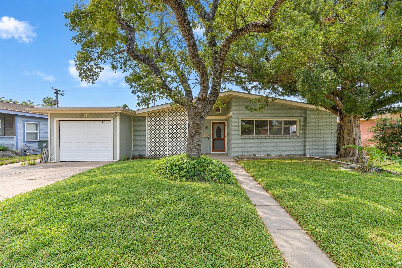 10 Maple Lane — photo