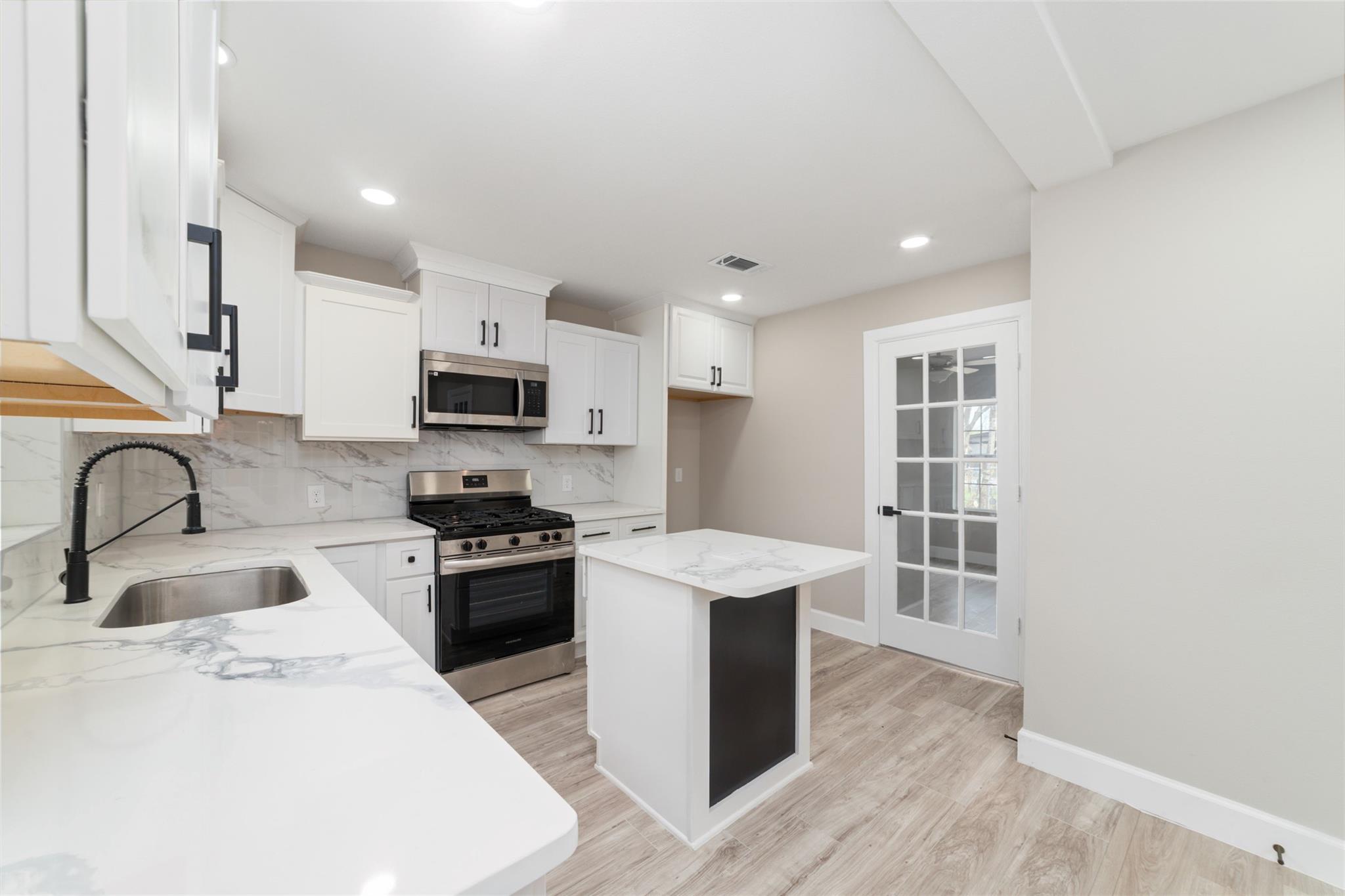 1416 E Avenue B — photo