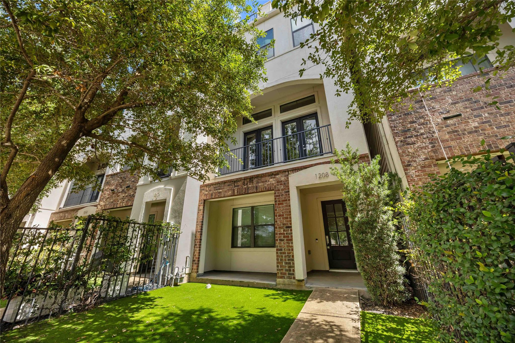 1208 W Dallas Street — photo