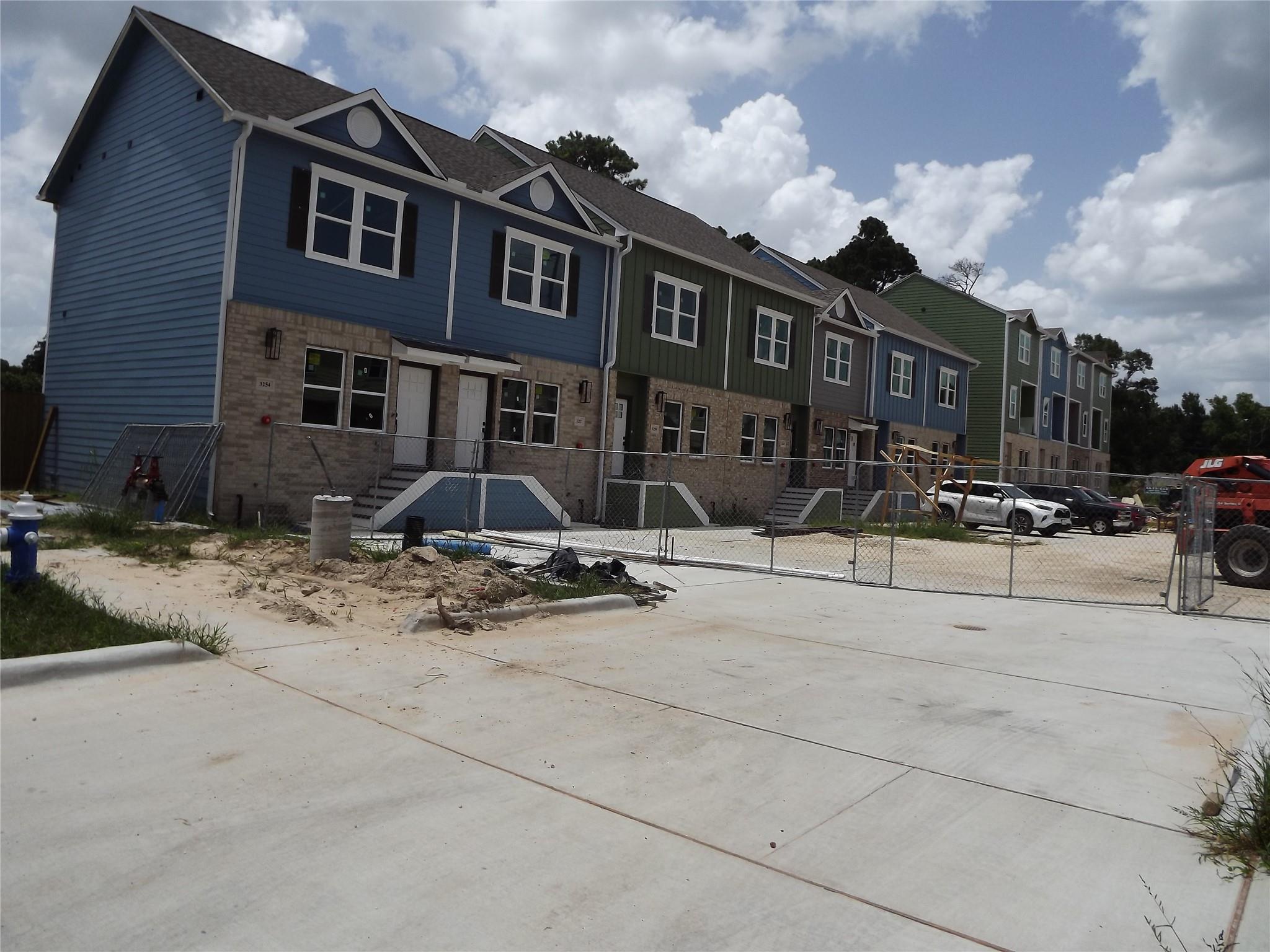 3232 Creekmont Dr — photo