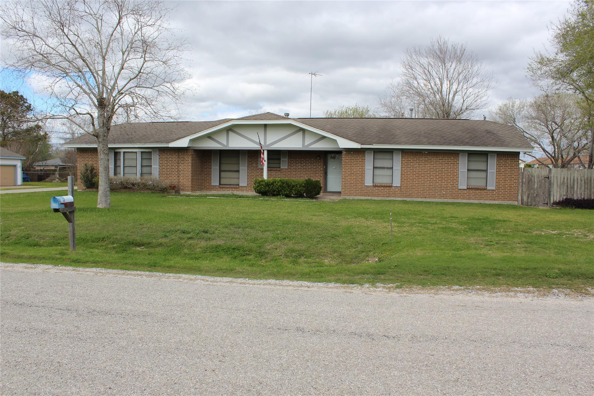 300 E Austin Avenue — photo
