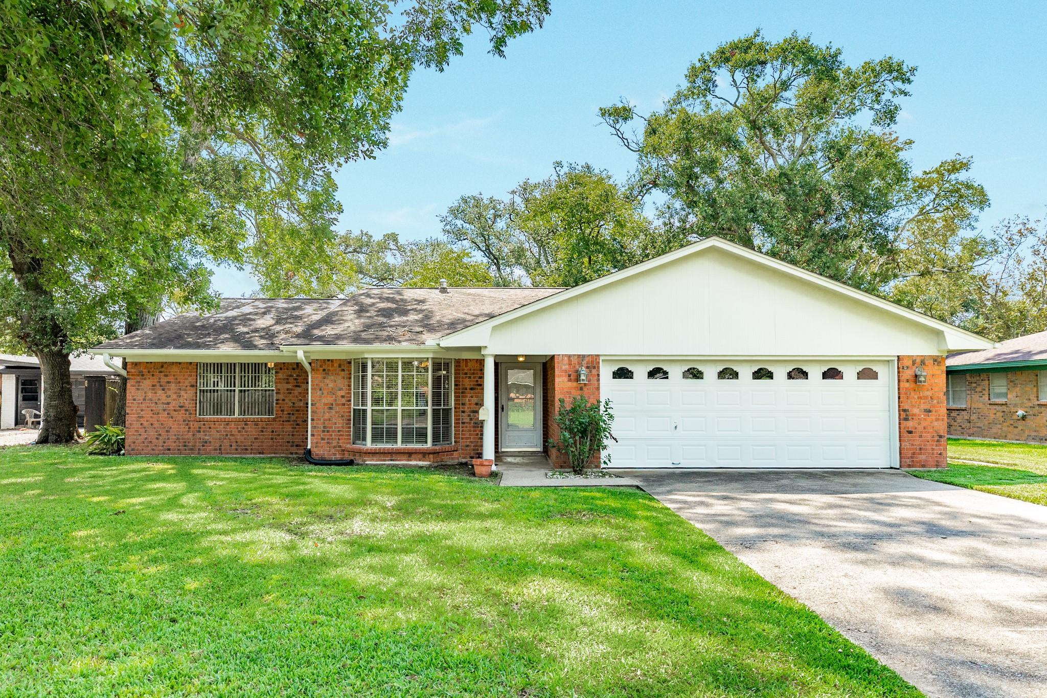 232 Wayne Drive, Clute, TX 77531 — photo 2