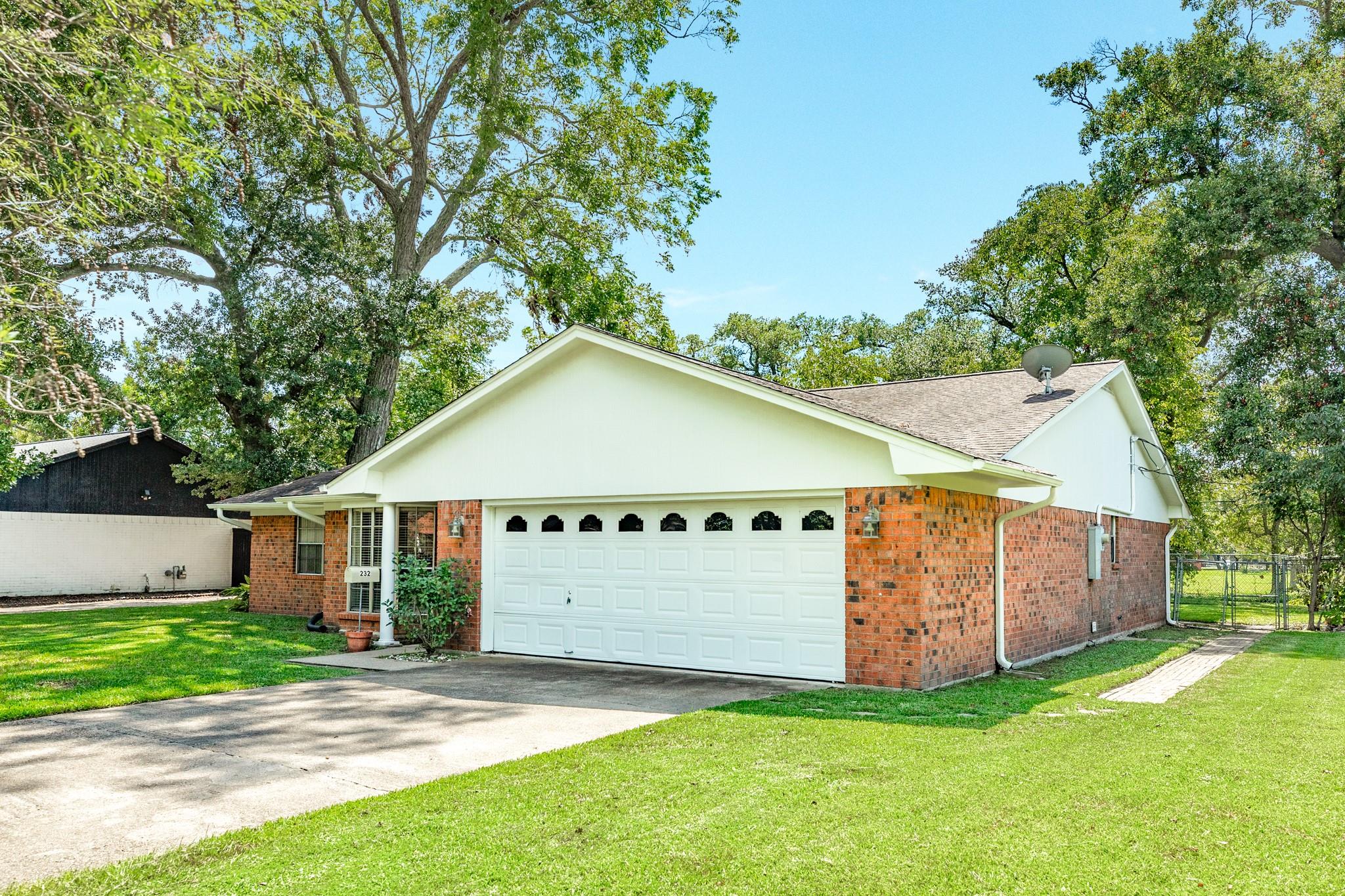 232 Wayne Drive, Clute, TX 77531 — photo 3