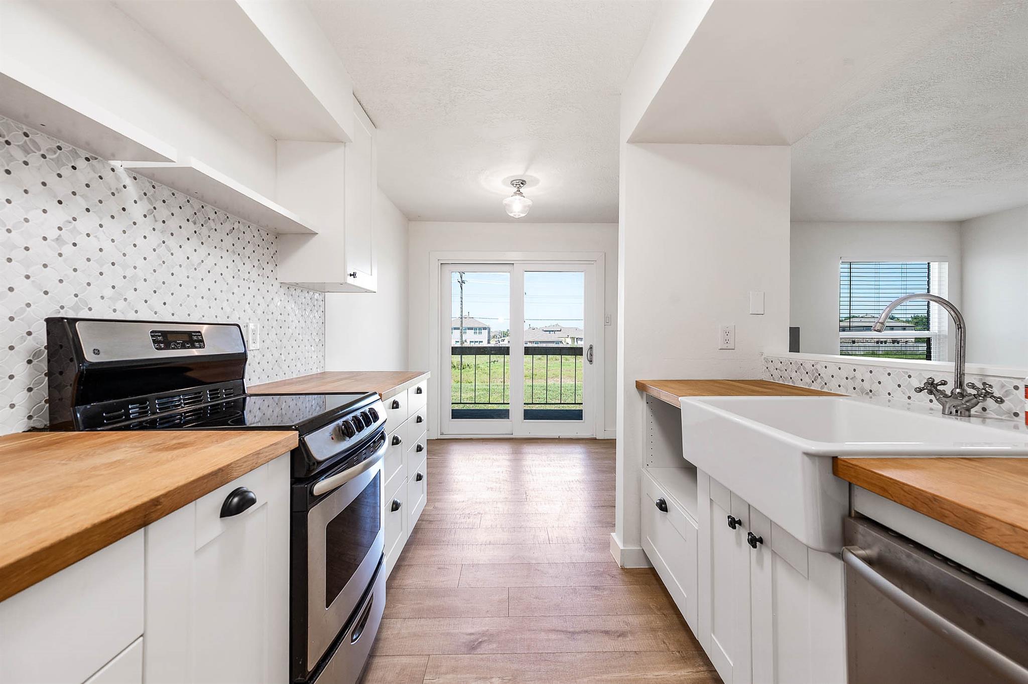 7600 Emmett F Lowry Expressway #1006 — photo
