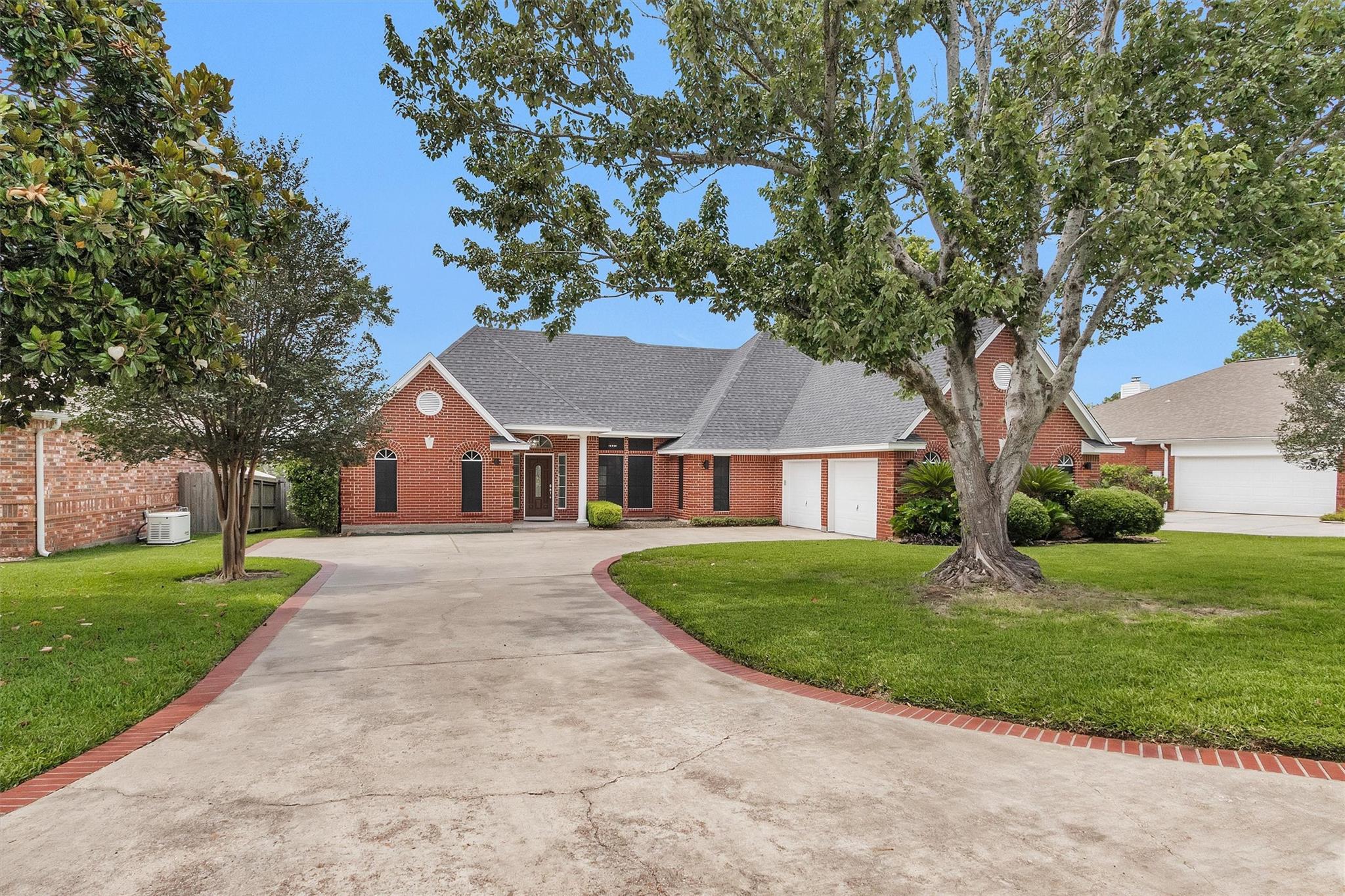 5246 Lakeshore Drive — photo