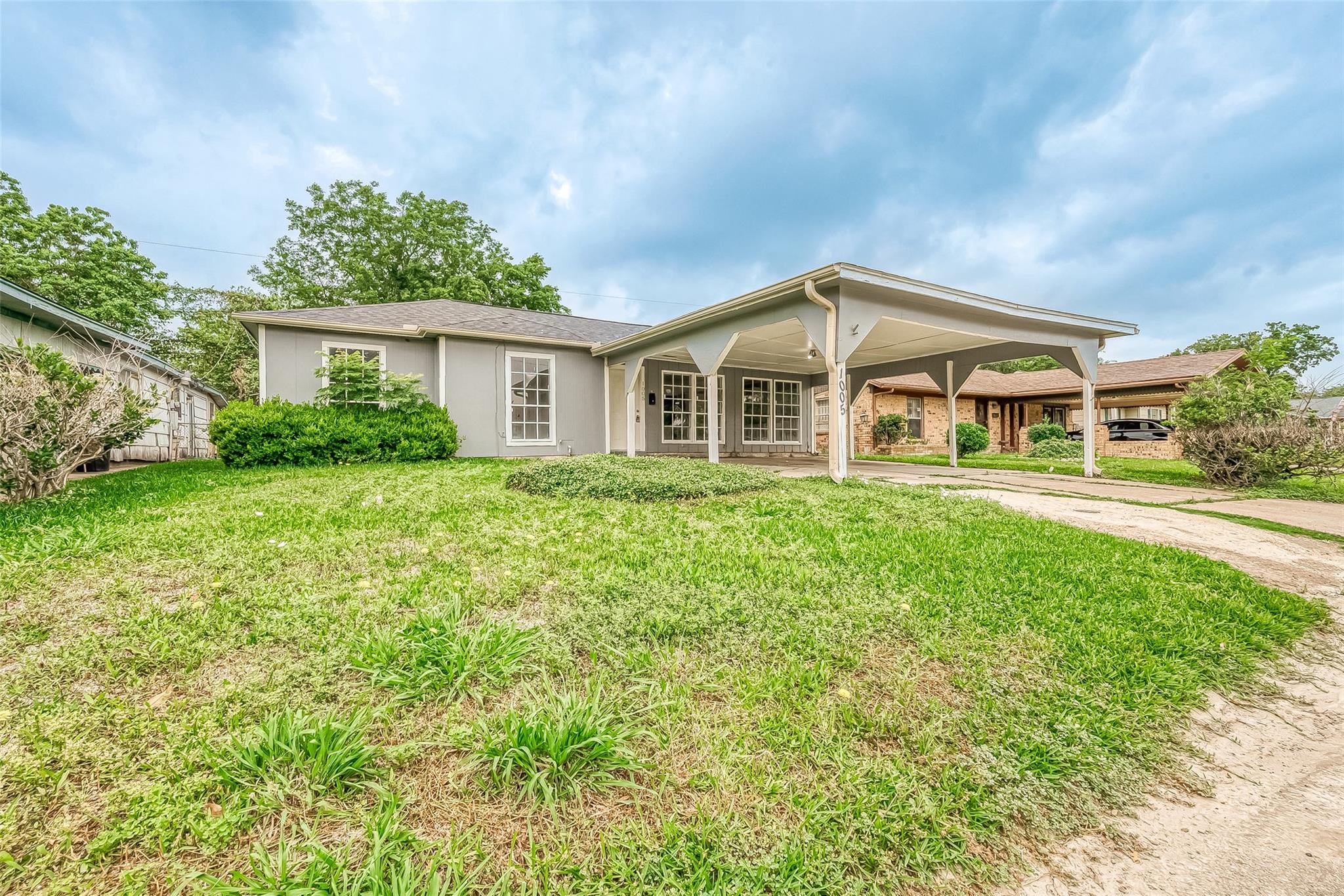 1005 Bank Drive — photo