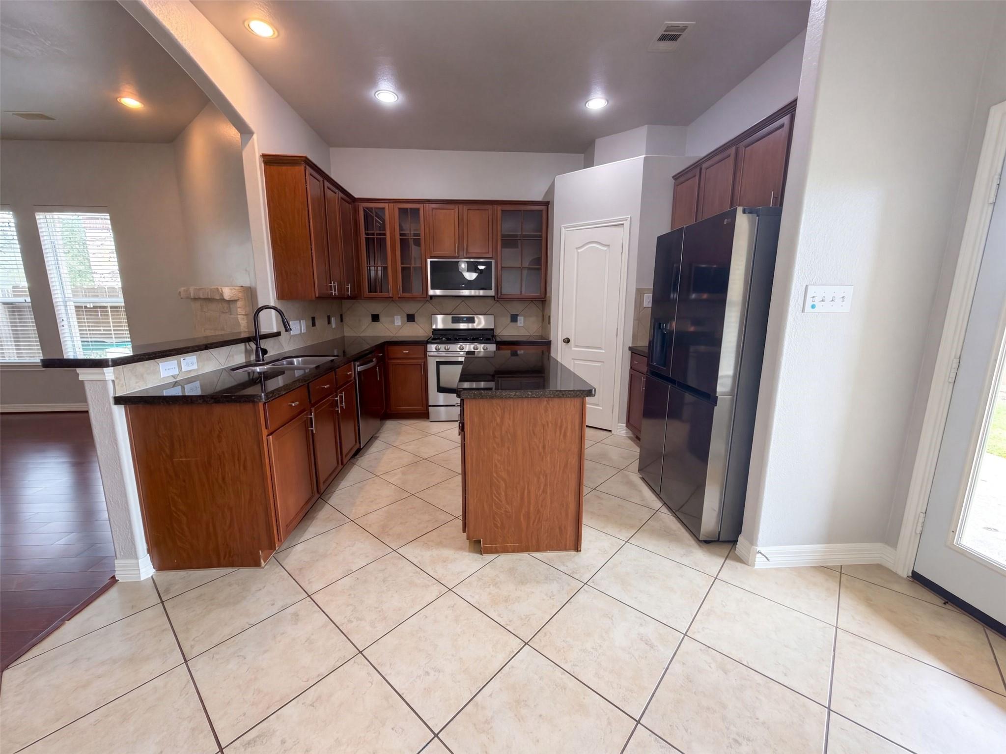 9411 Silver Ridge Drive, Rosharon, TX 77583 — photo 2