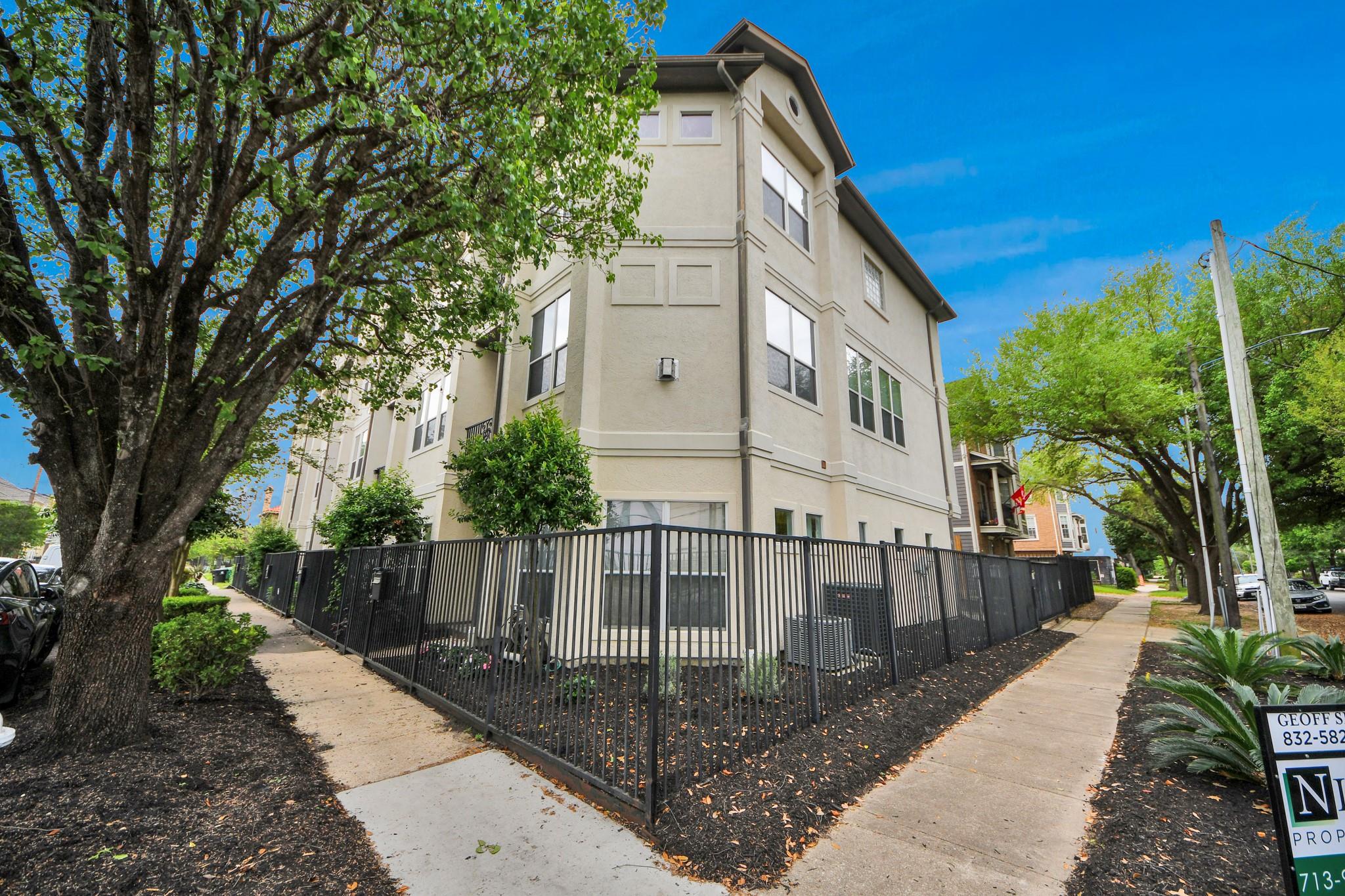 1402 Wentworth Street — photo