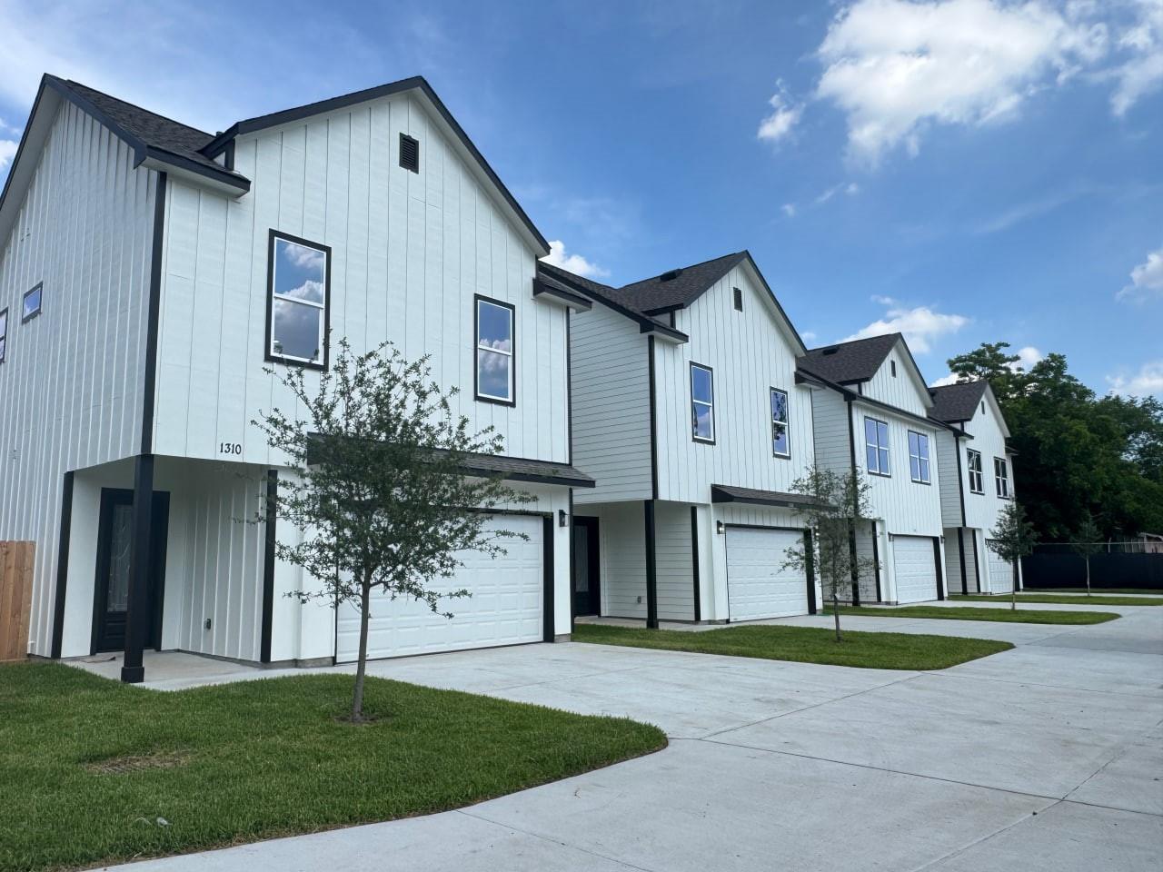 1310 Duff Lane — photo