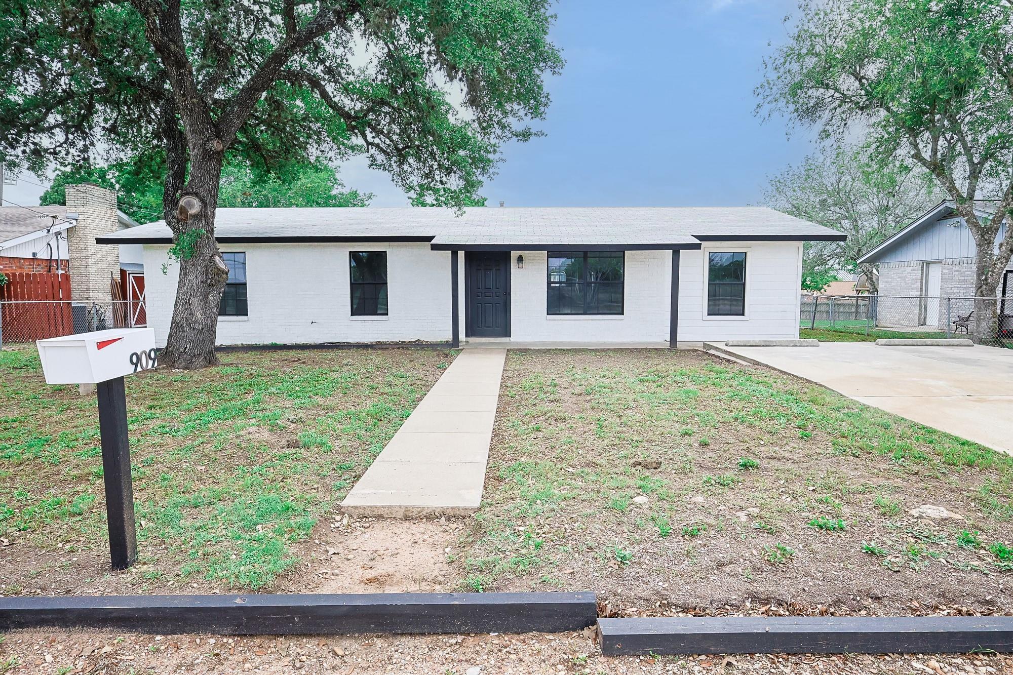 909 E Sarah Street — photo