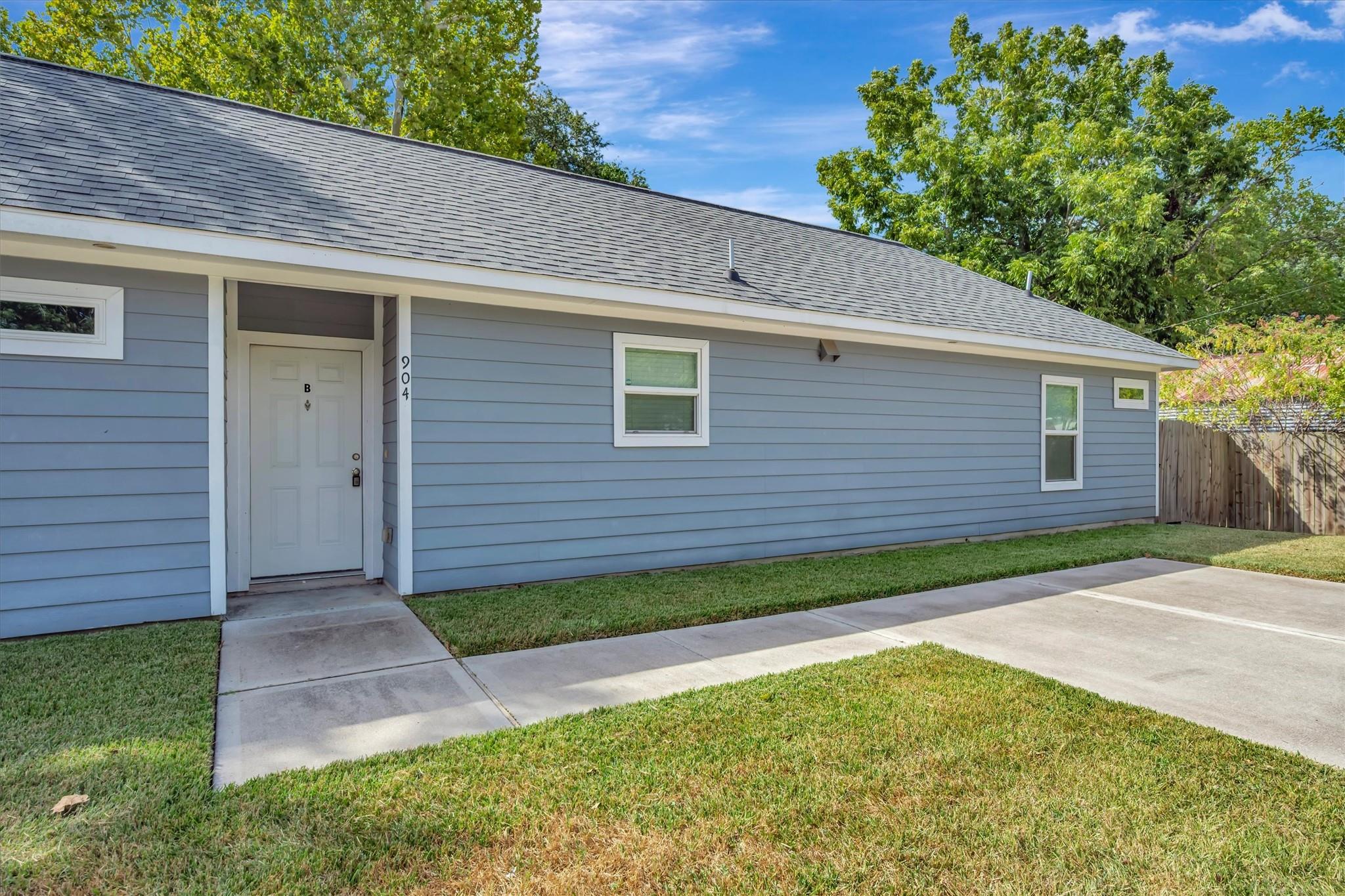 904 W Sealy #B — photo