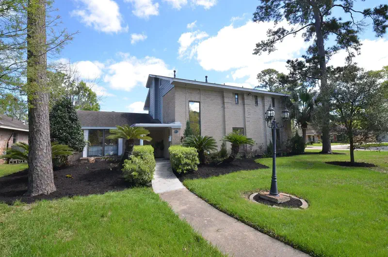 2711 Williamsburg Drive — photo