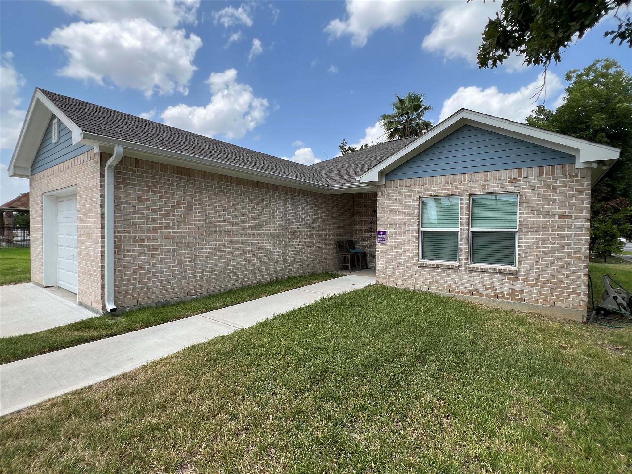 2323 Oakdale Street — photo
