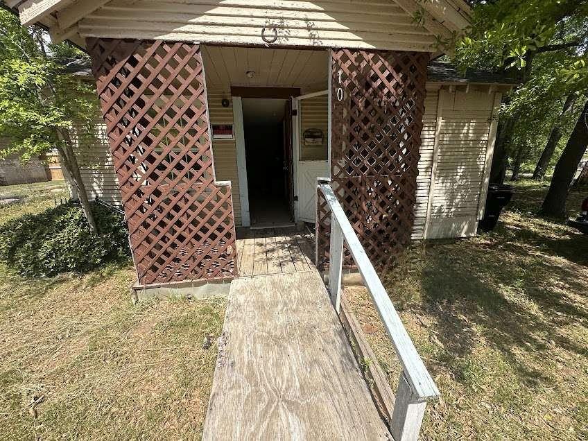 1025 E Young Street — photo