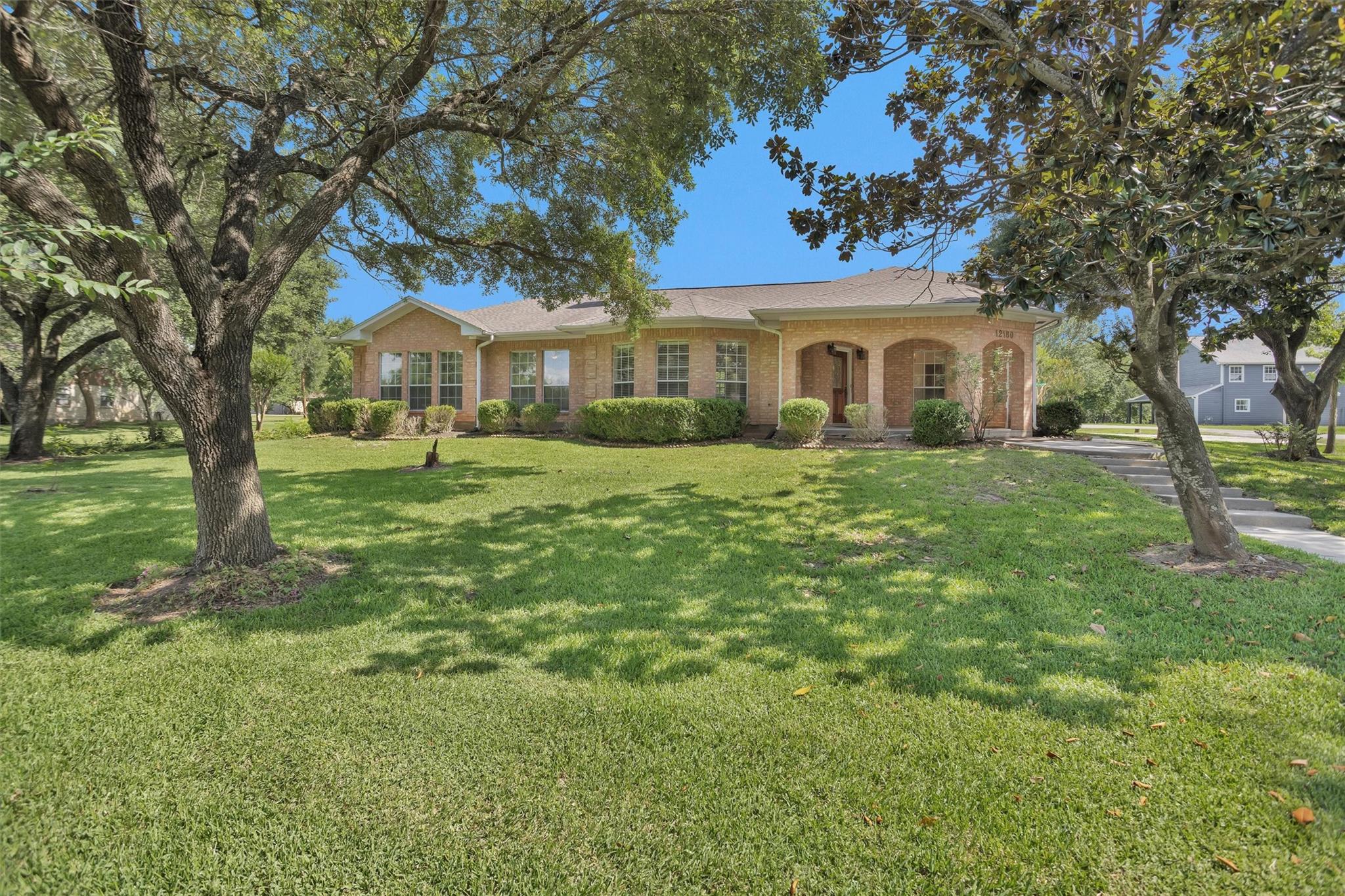 12180 Lakeview Manor Drive — photo