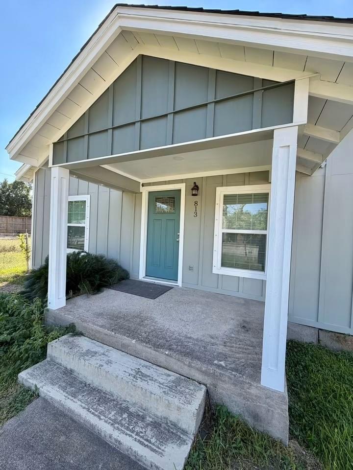 813 N Valderas Street — photo