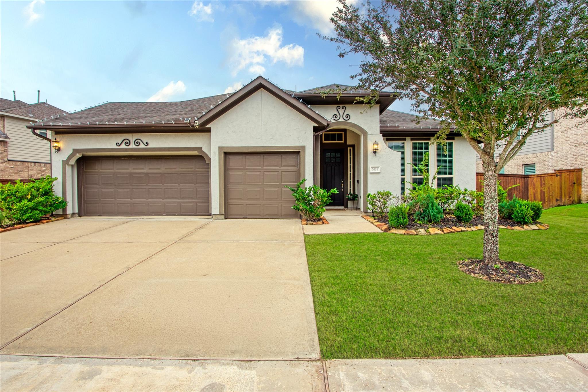 6919 Red Oak Drive — photo