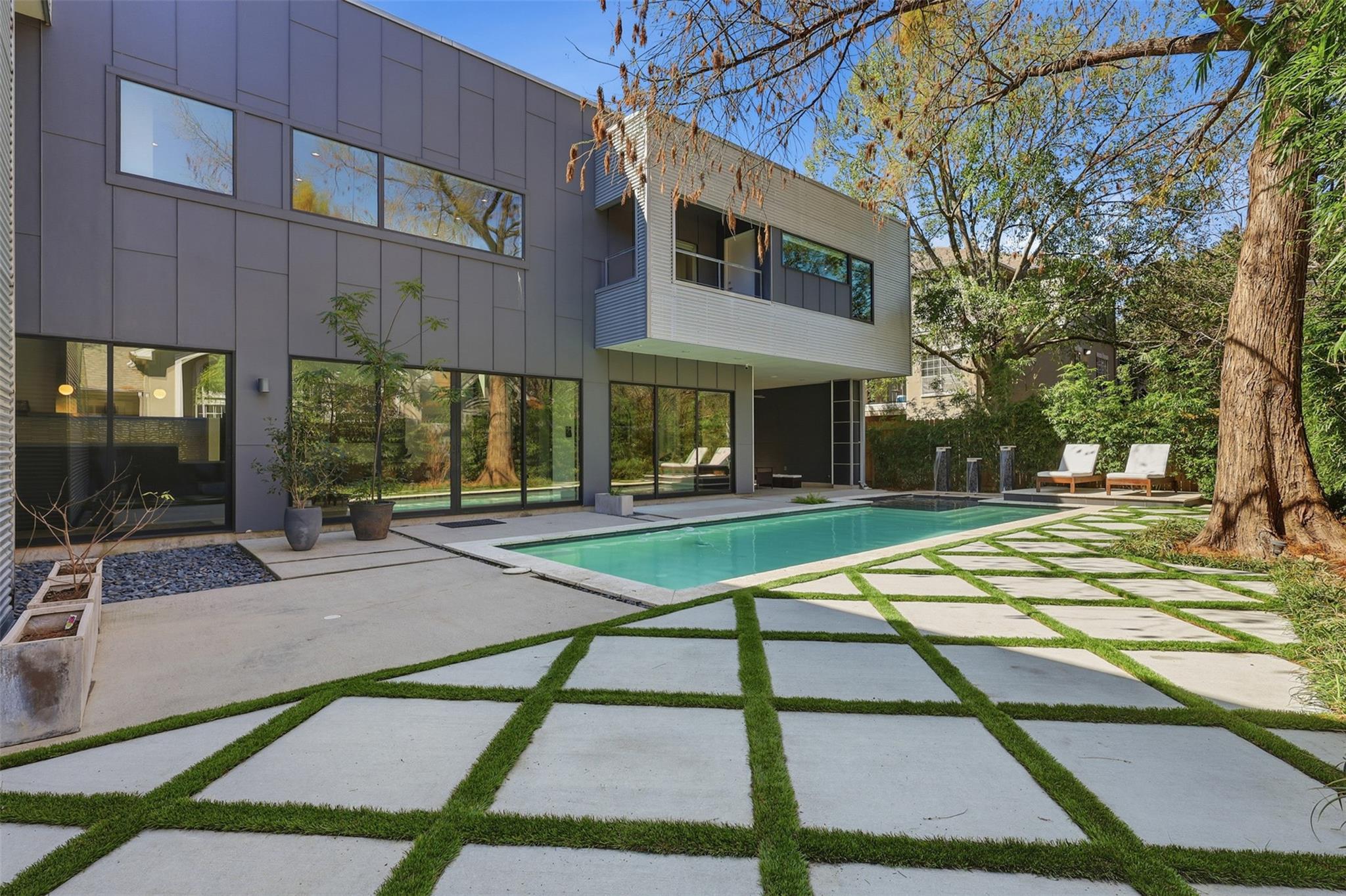 2412 Helena Street — photo