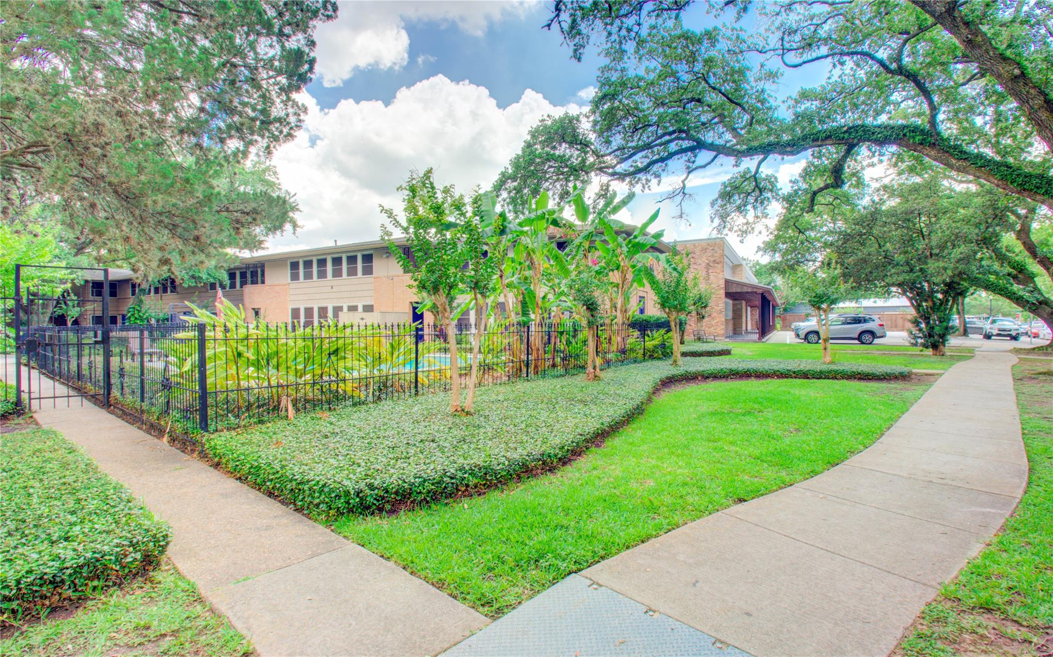 4020 Blue Bonnet Boulevard E — photo
