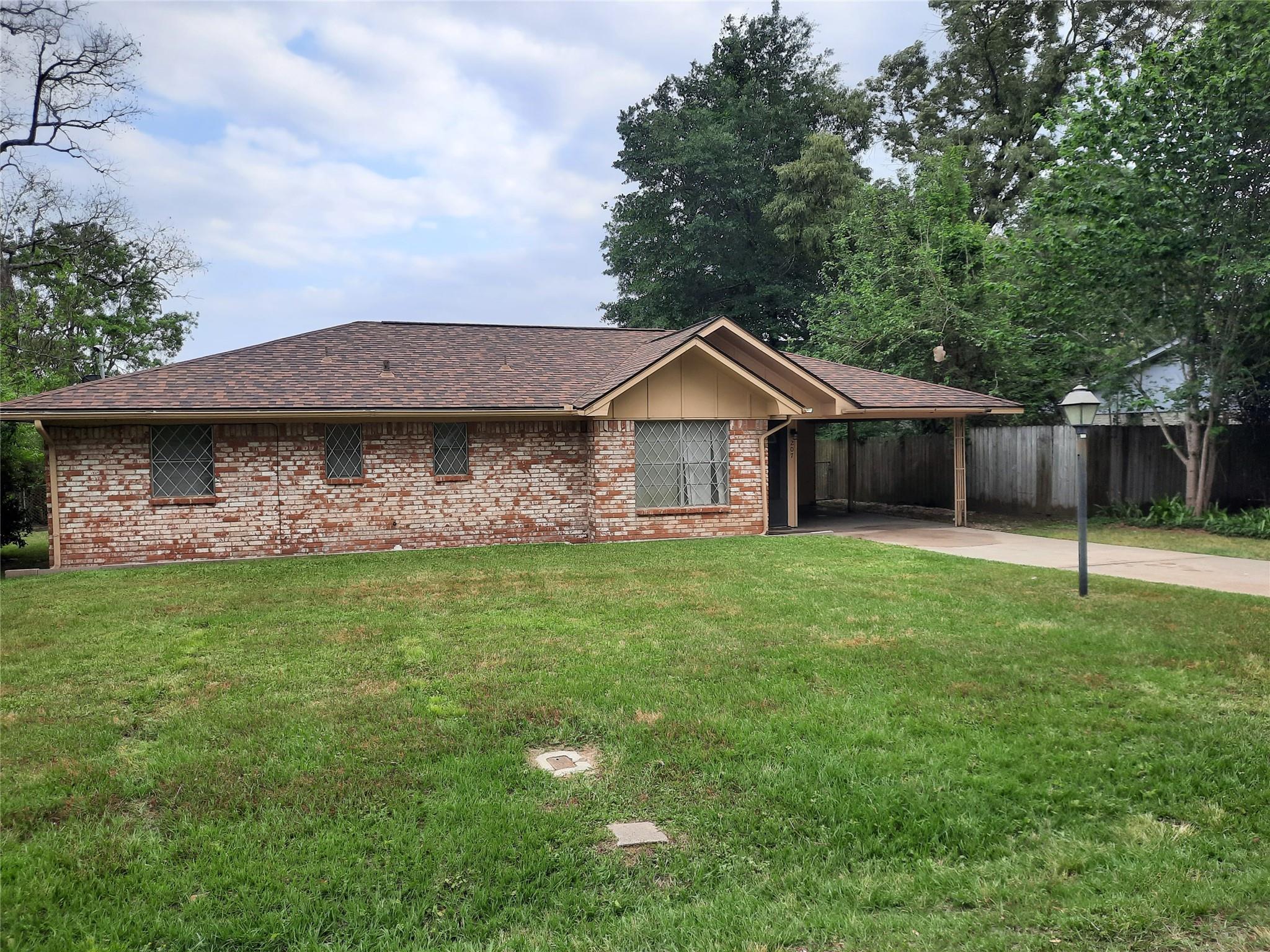 207 Shadow Oaks Drive — photo