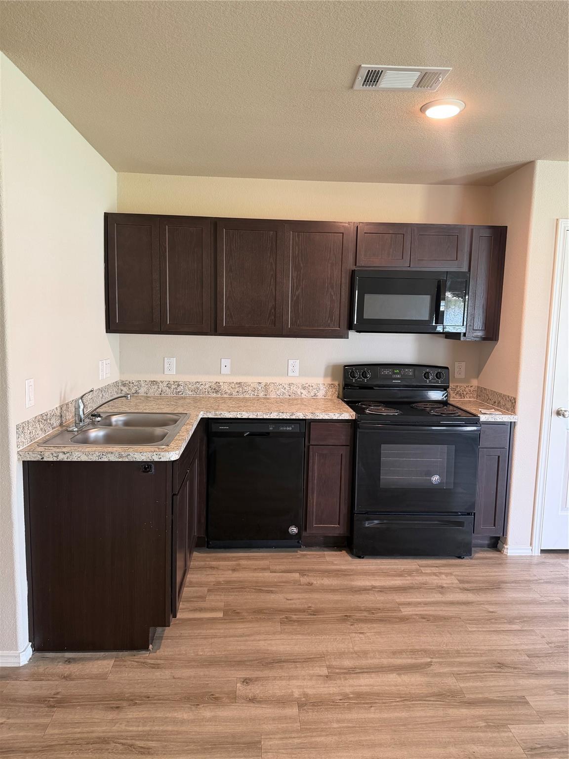 120 East Ash Street, Angleton, TX 77515 — photo 2