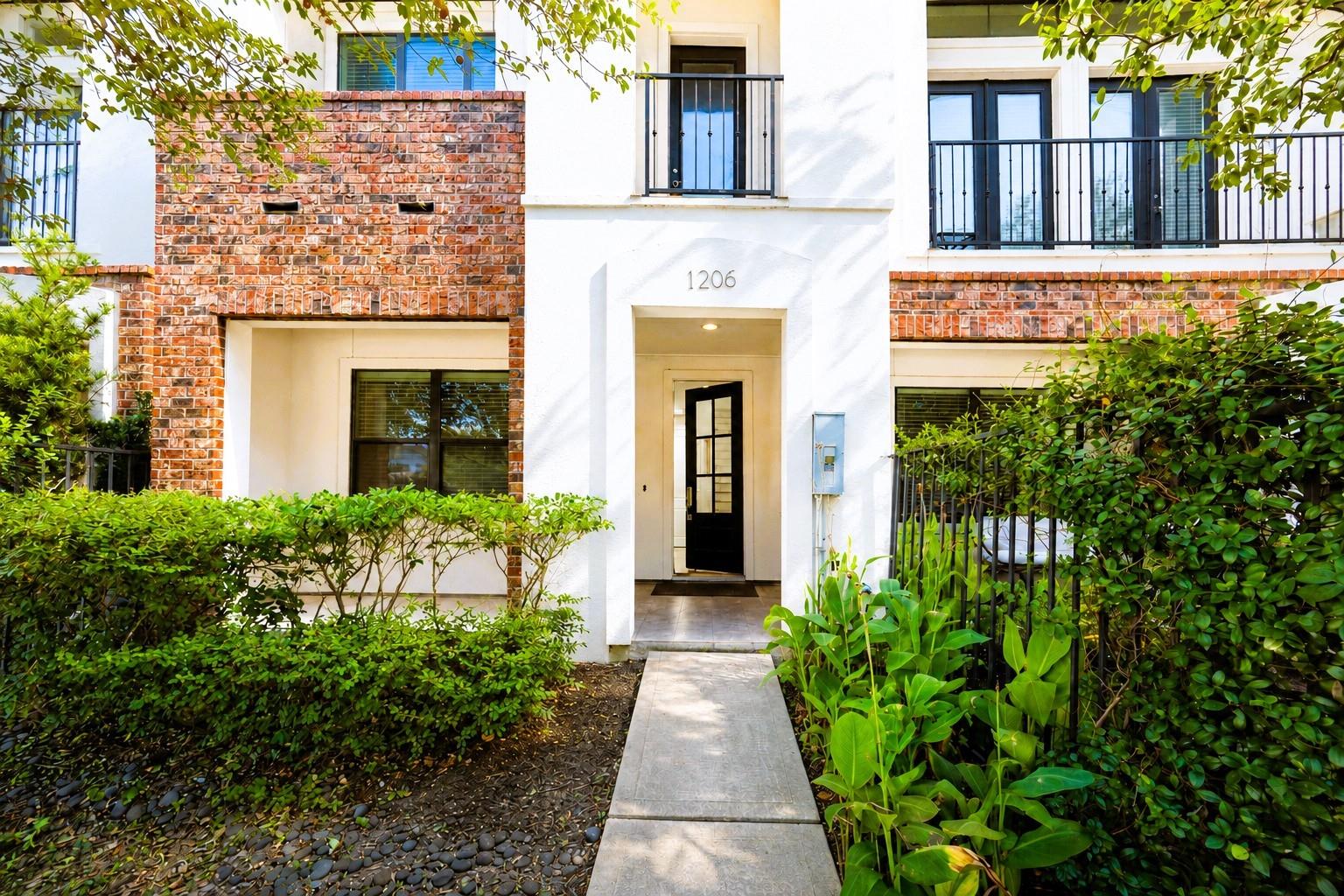 1206 W Dallas Street — photo