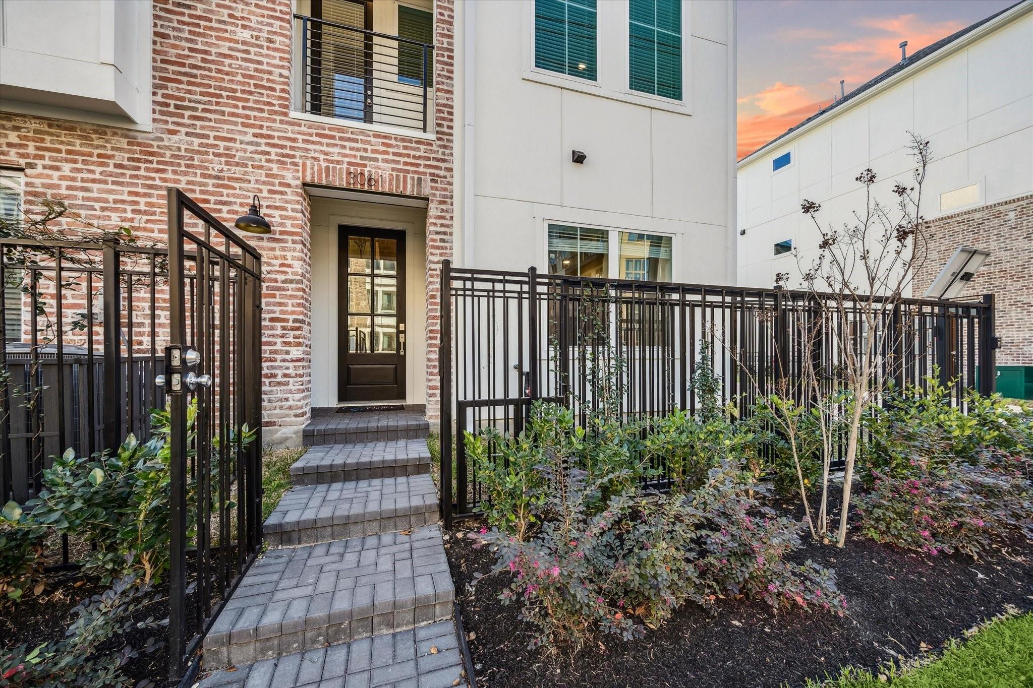 3083 Hicks Street — photo