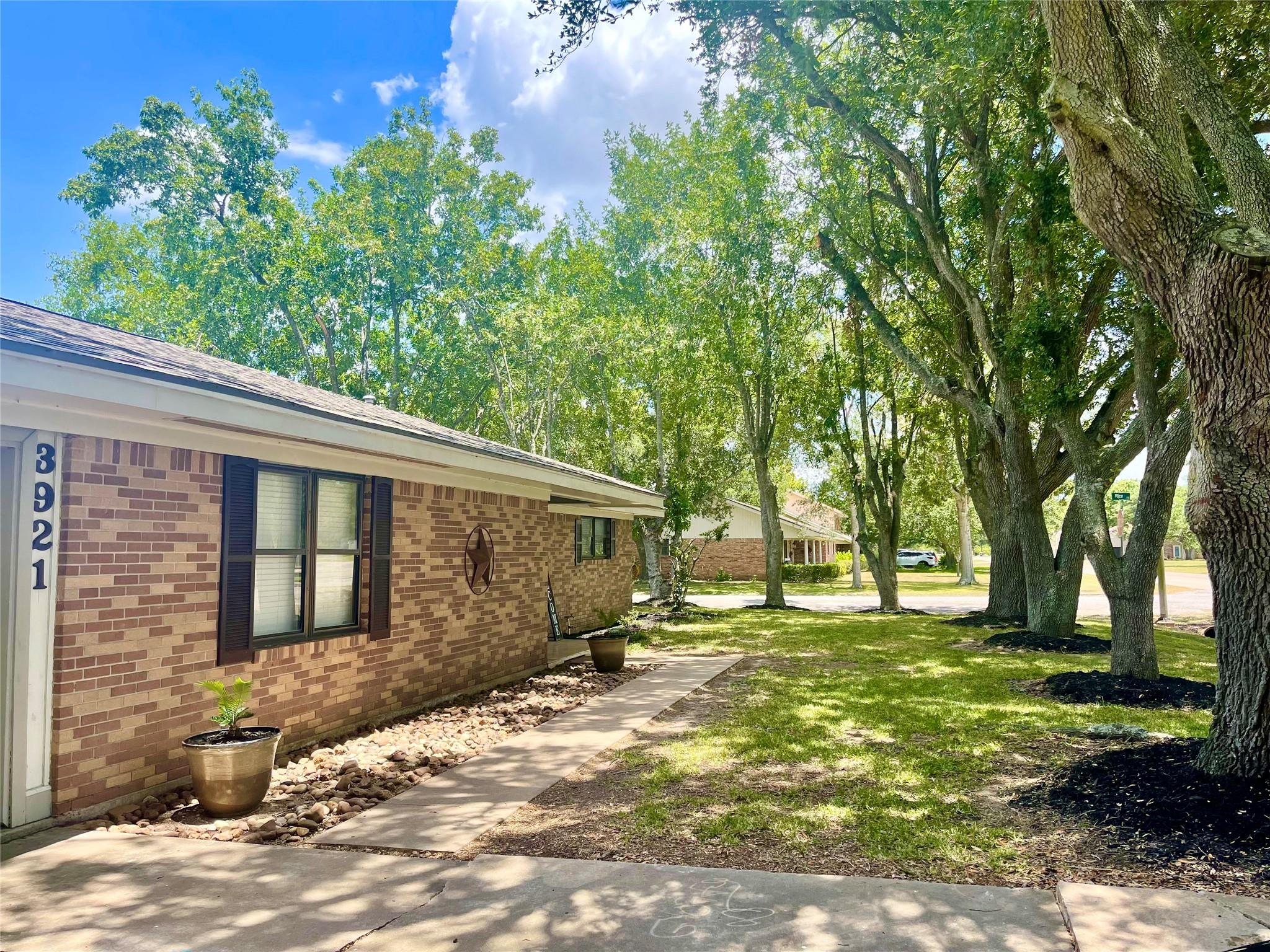3921 Doris Street — photo