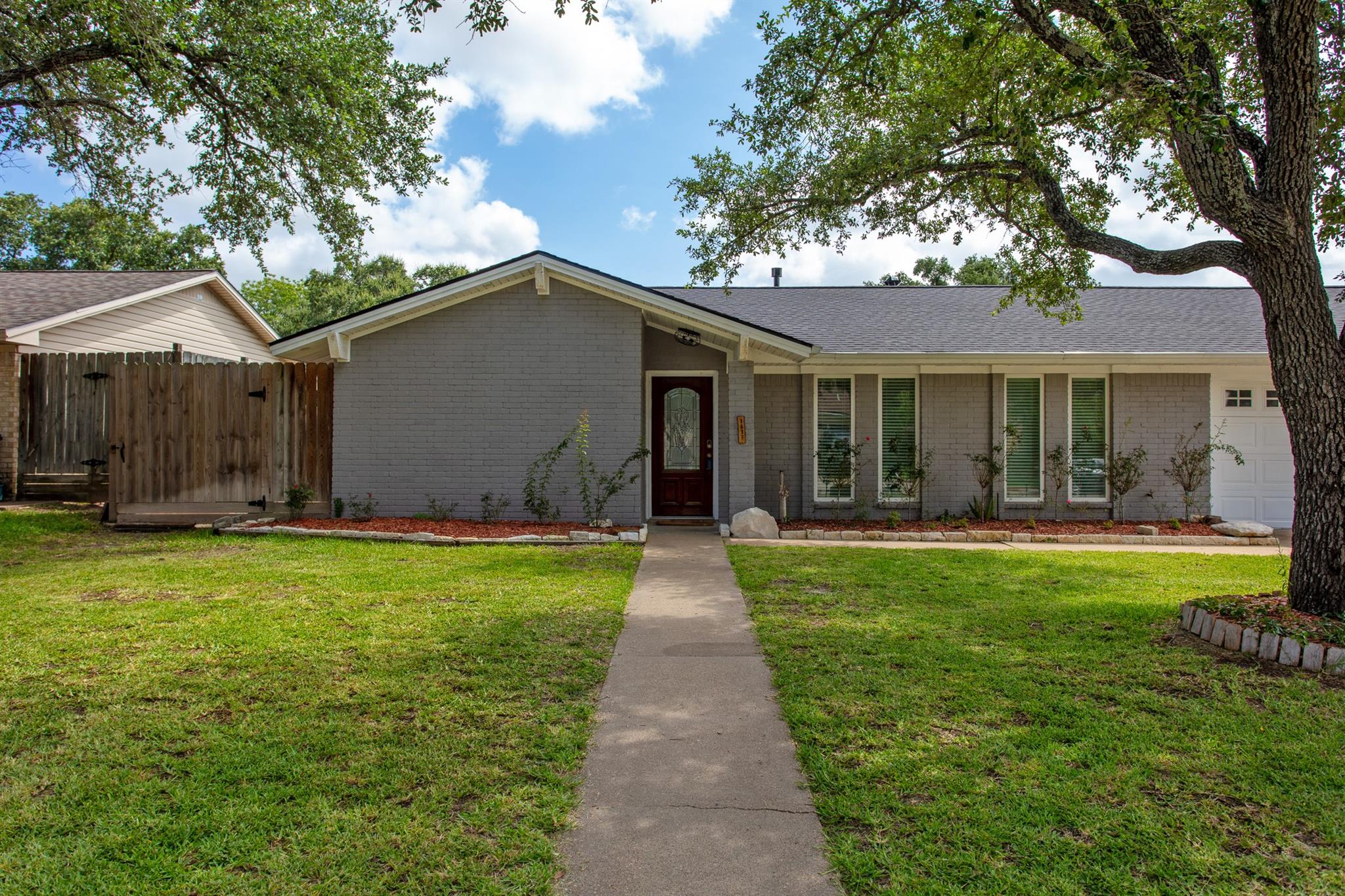 1817 Laura Lane — photo