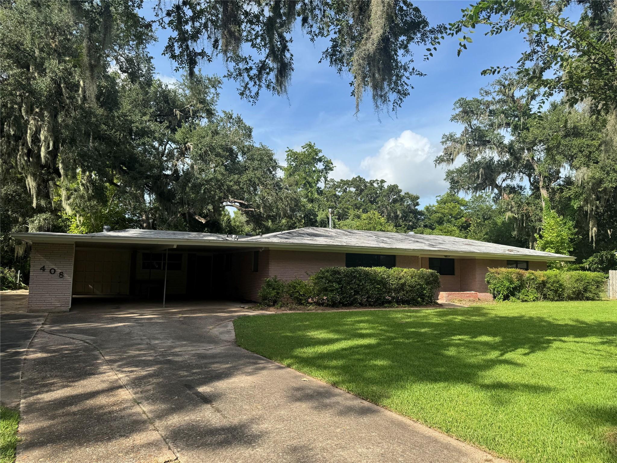 408 Oak Drive — photo