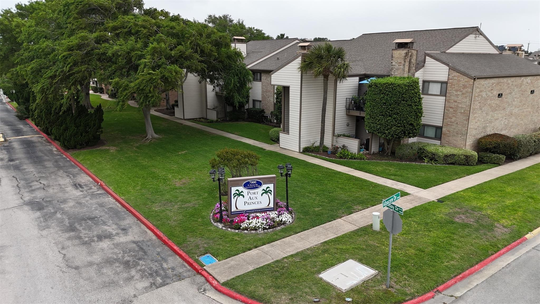 7014 N Holiday Drive — photo