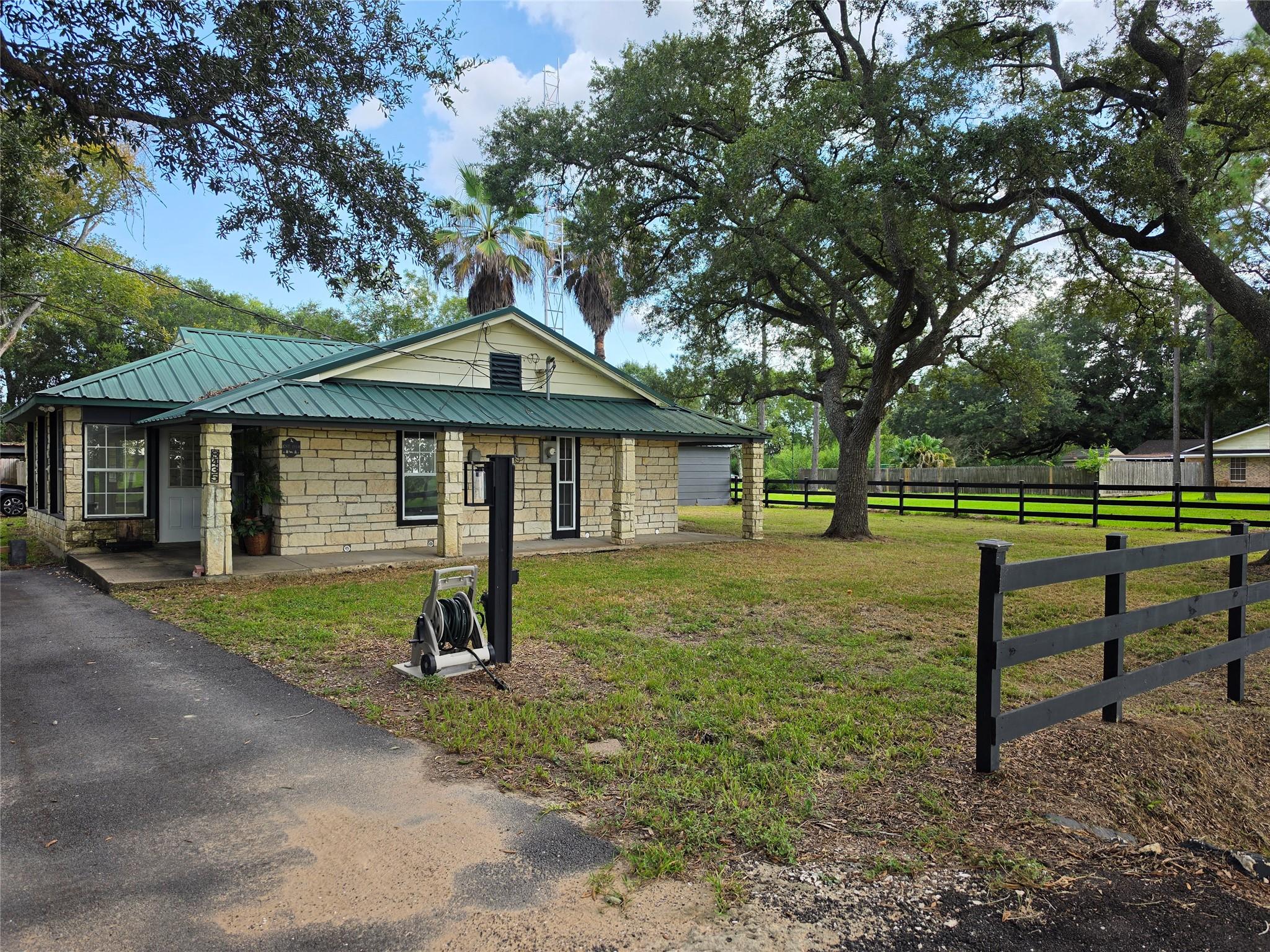 8435 Peters Road — photo