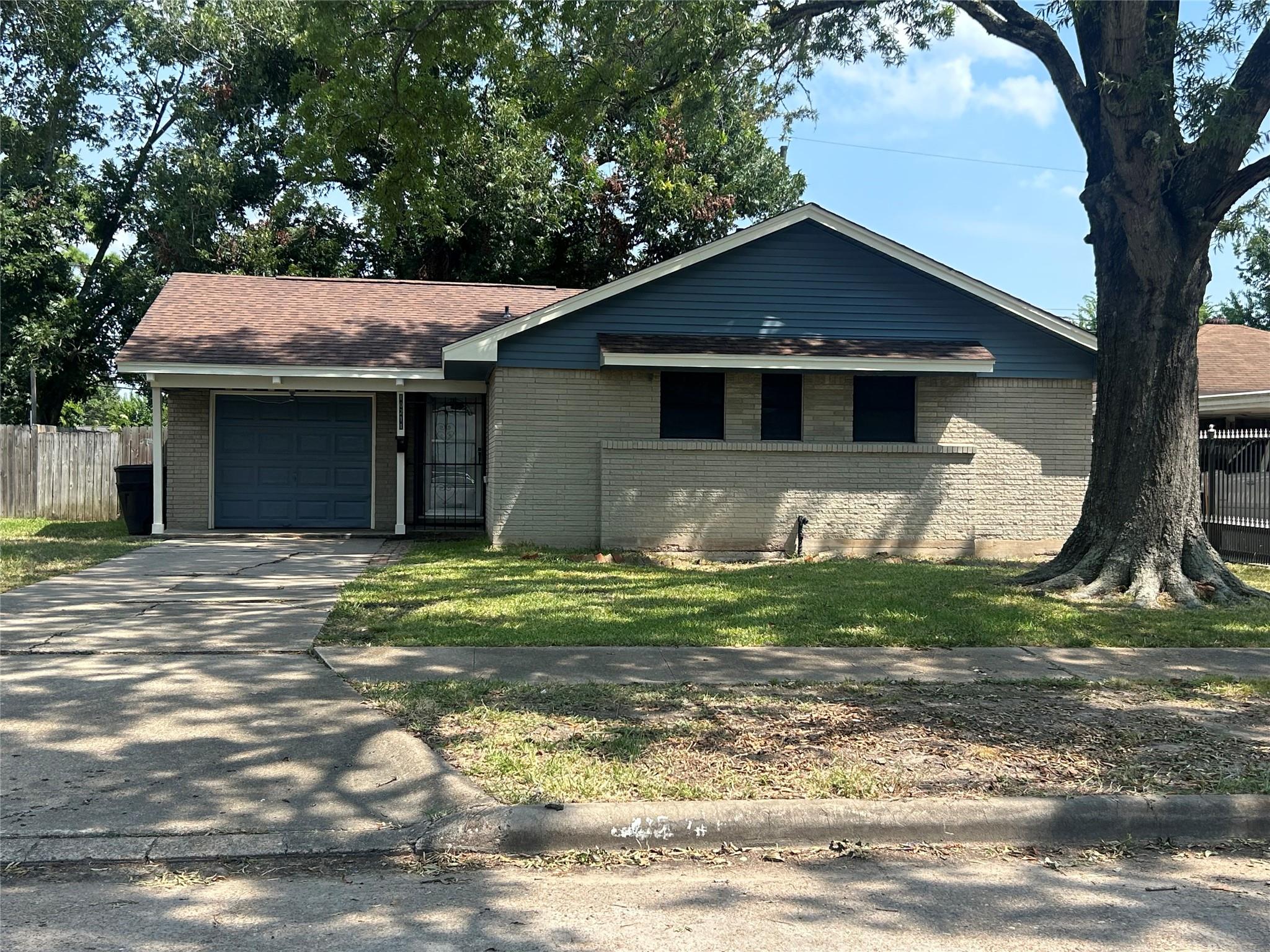 10211 Hinds Street — photo