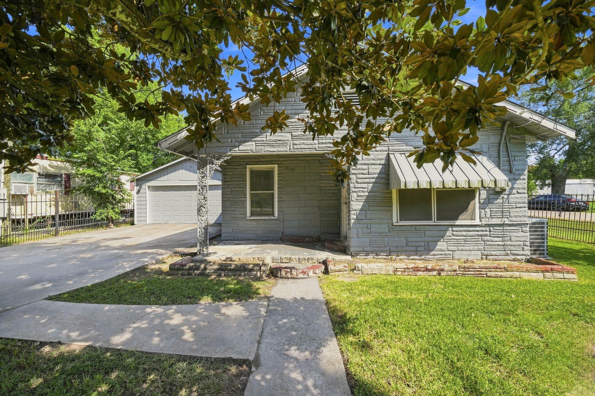 319 W 1st Street — photo