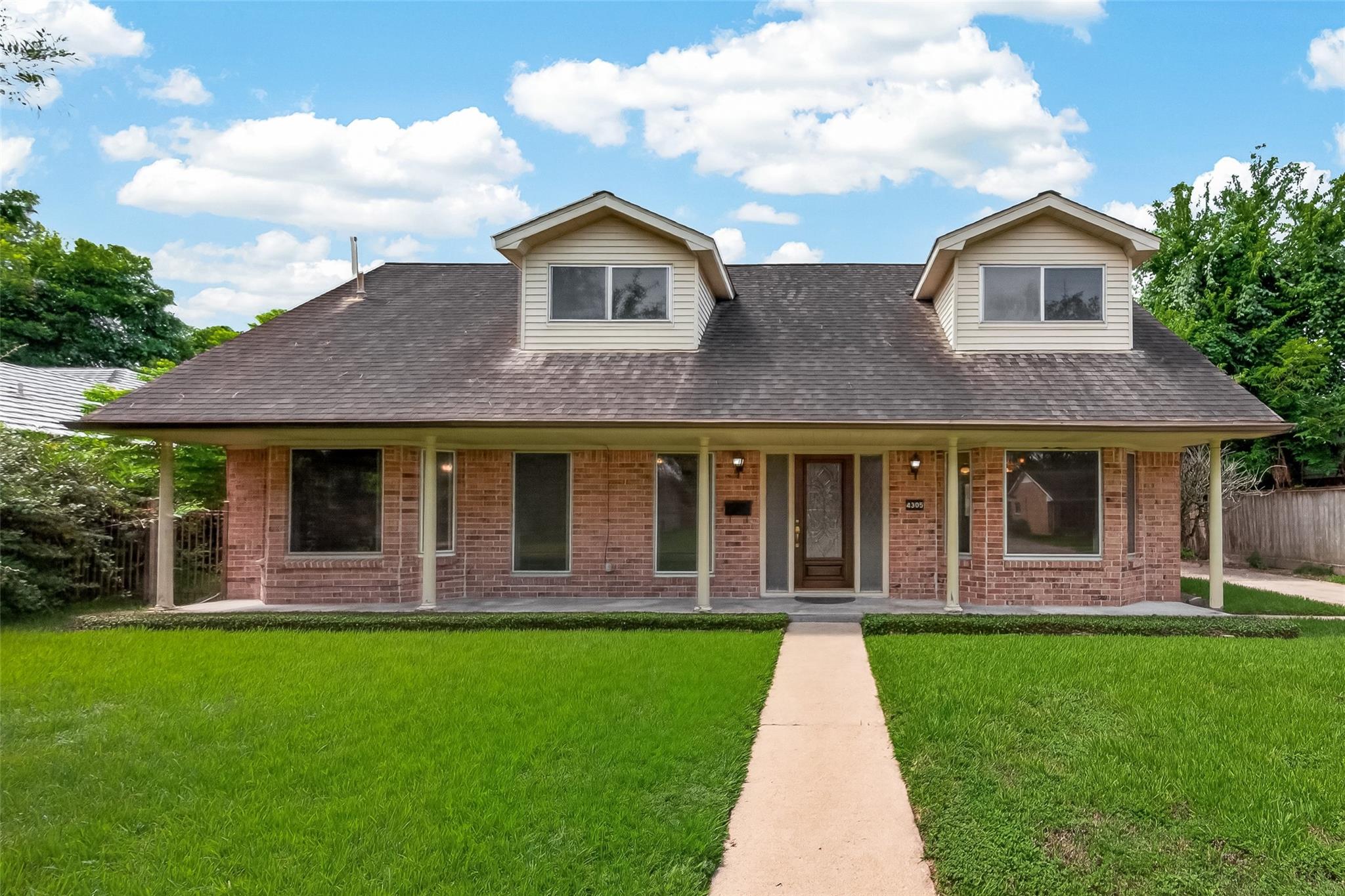 4305 Goldfinch Street — photo