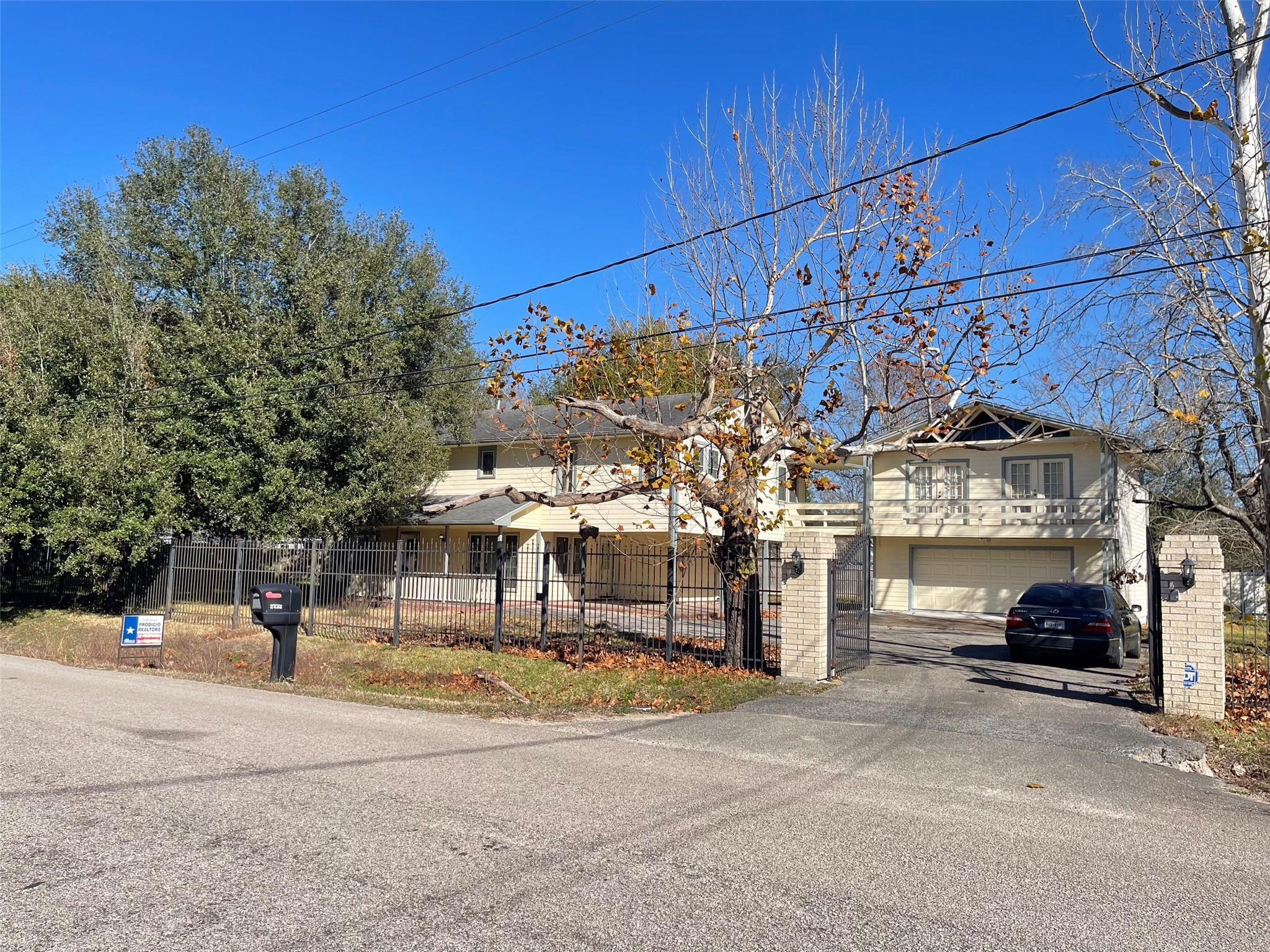 2232 Hoskins Drive — photo